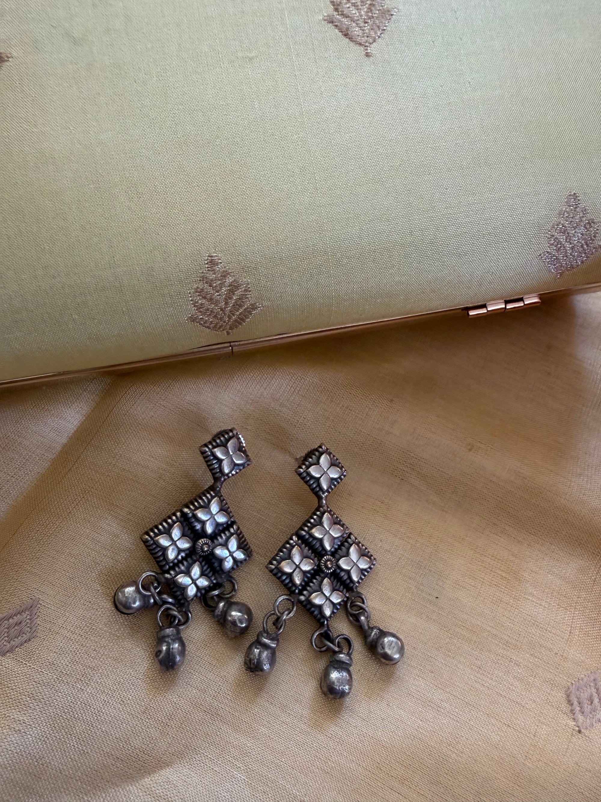 SILVER TONED JEWELRY : Earrings