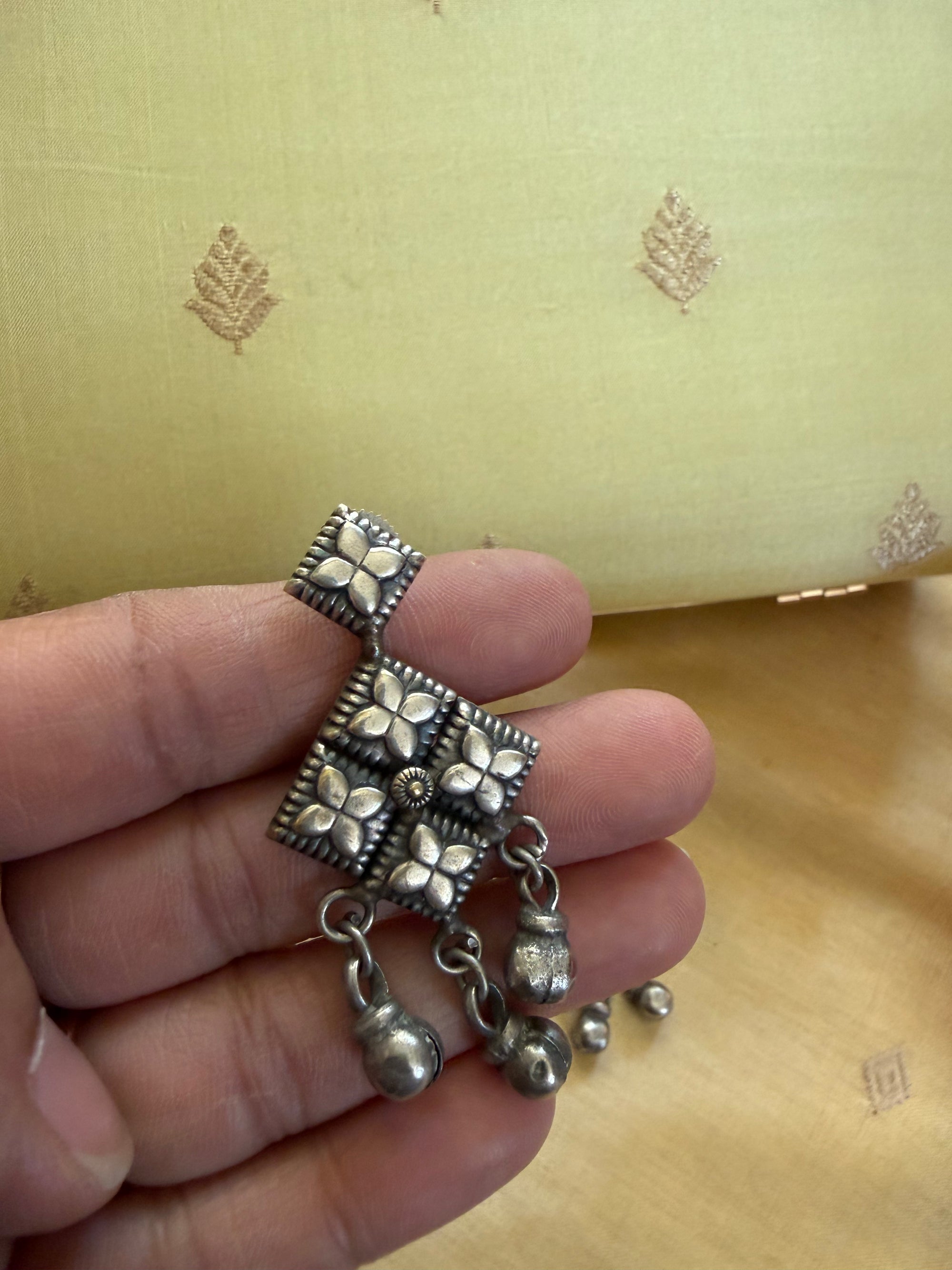 SILVER TONED JEWELRY : Earrings