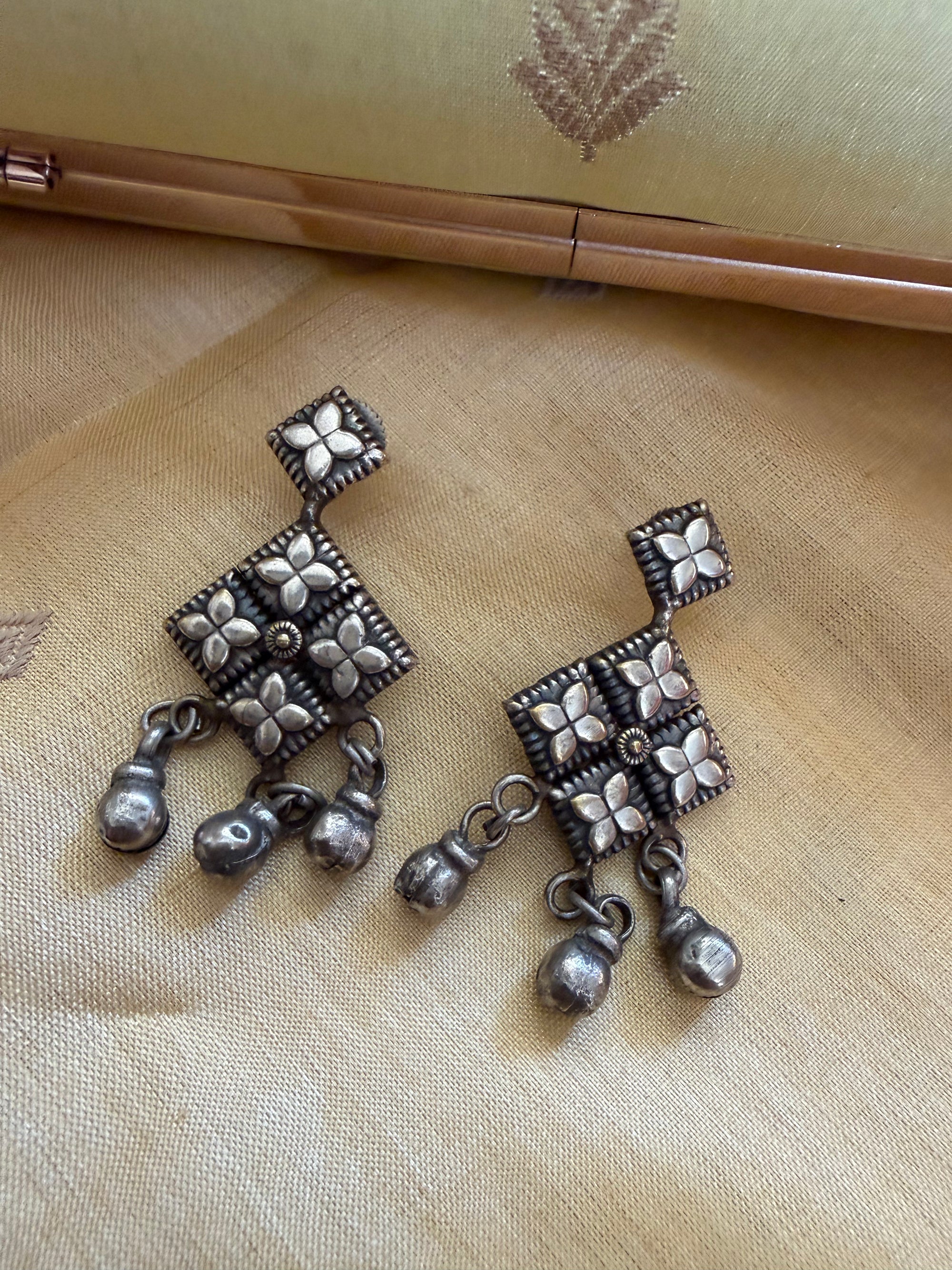 SILVER TONED JEWELRY : Earrings