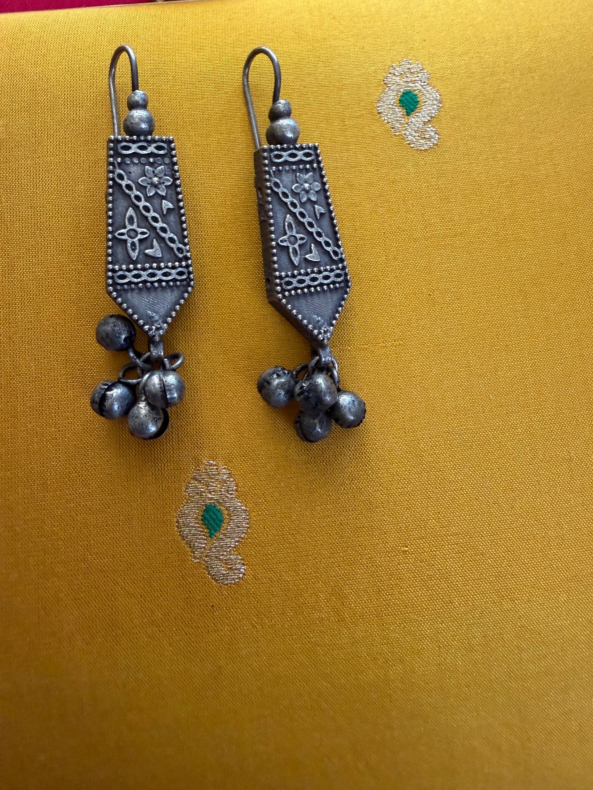 SILVER TONED JEWELRY : Earrings