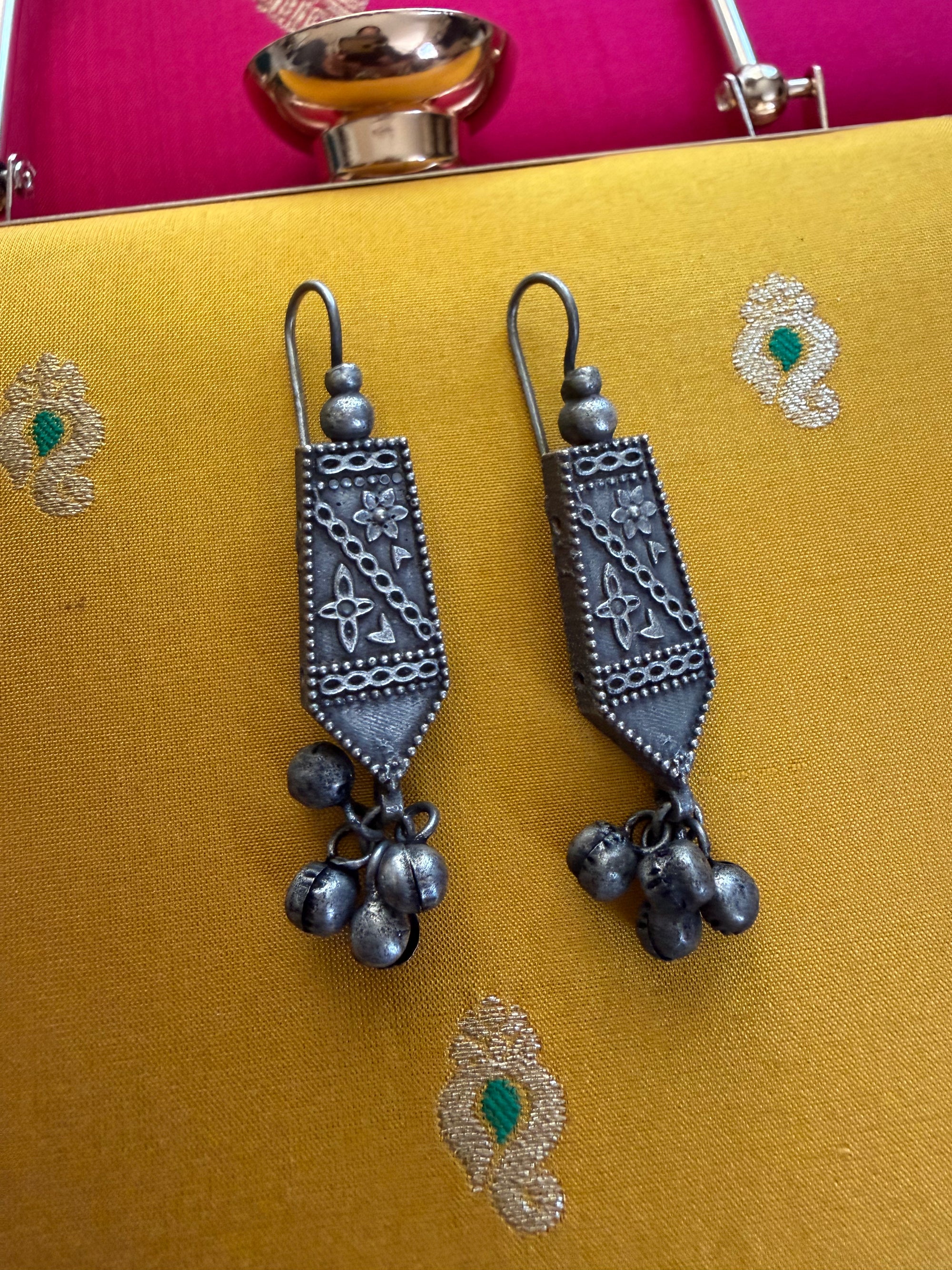 SILVER TONED JEWELRY : Earrings