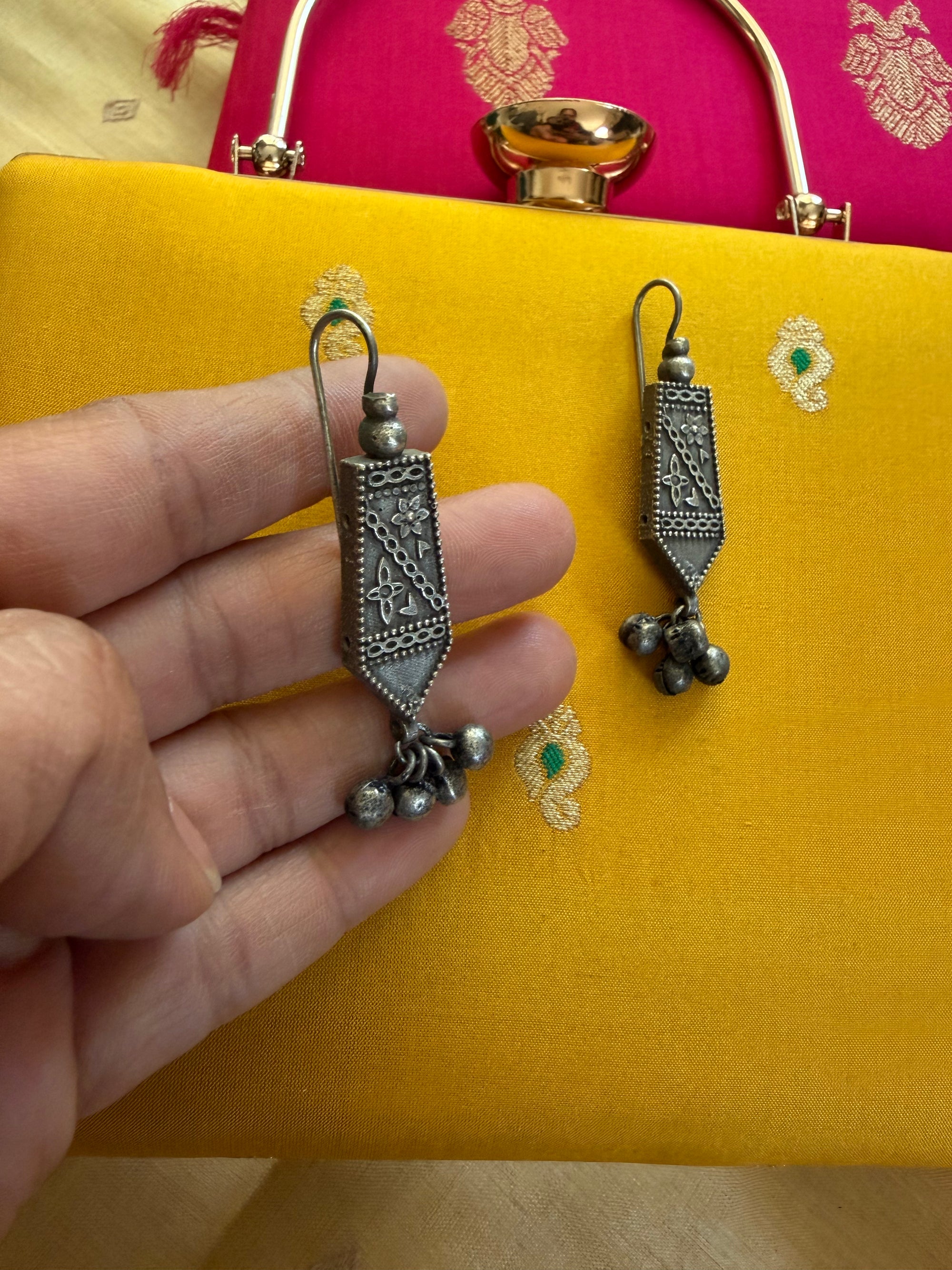 SILVER TONED JEWELRY : Earrings
