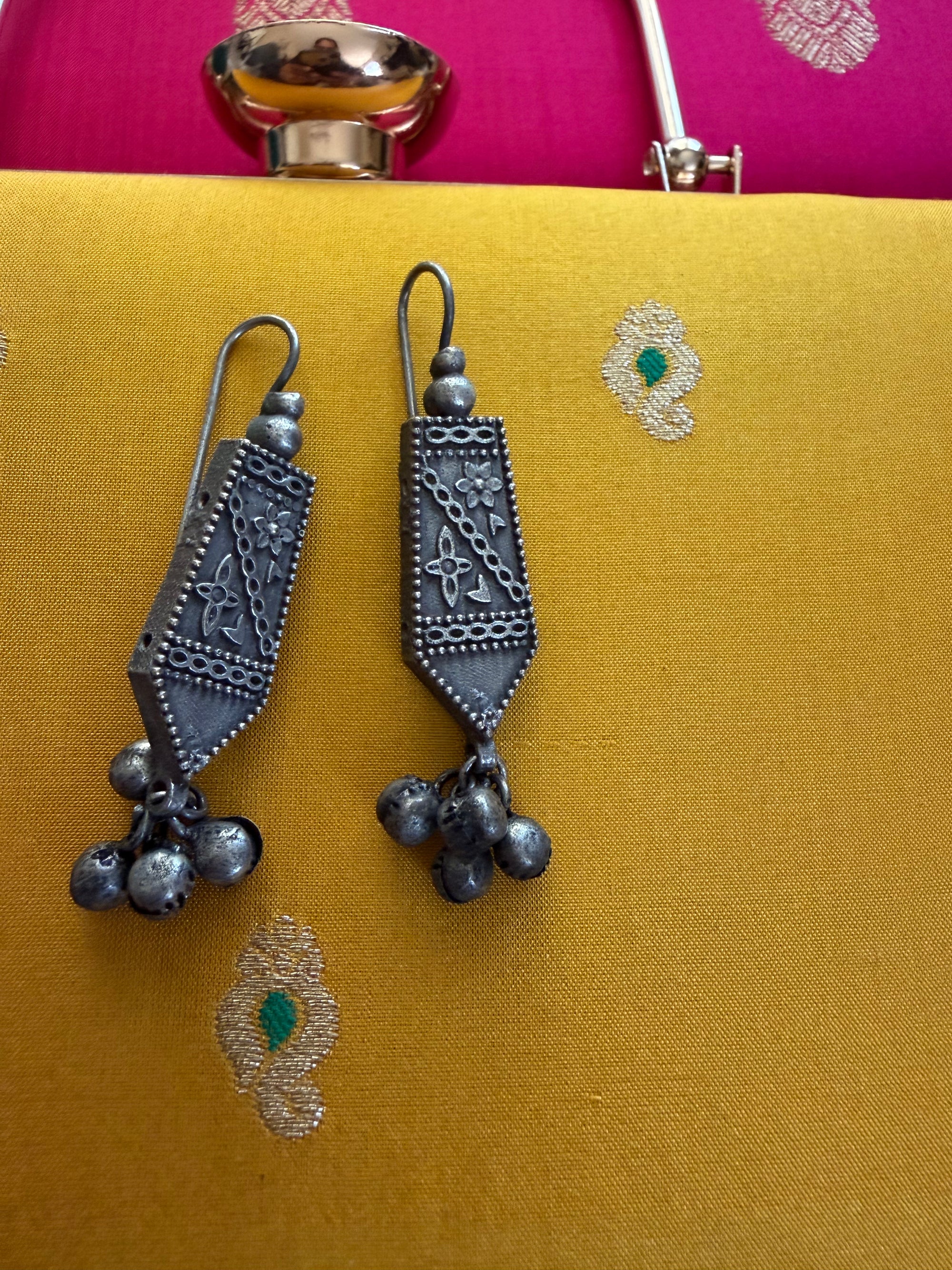 SILVER TONED JEWELRY : Earrings