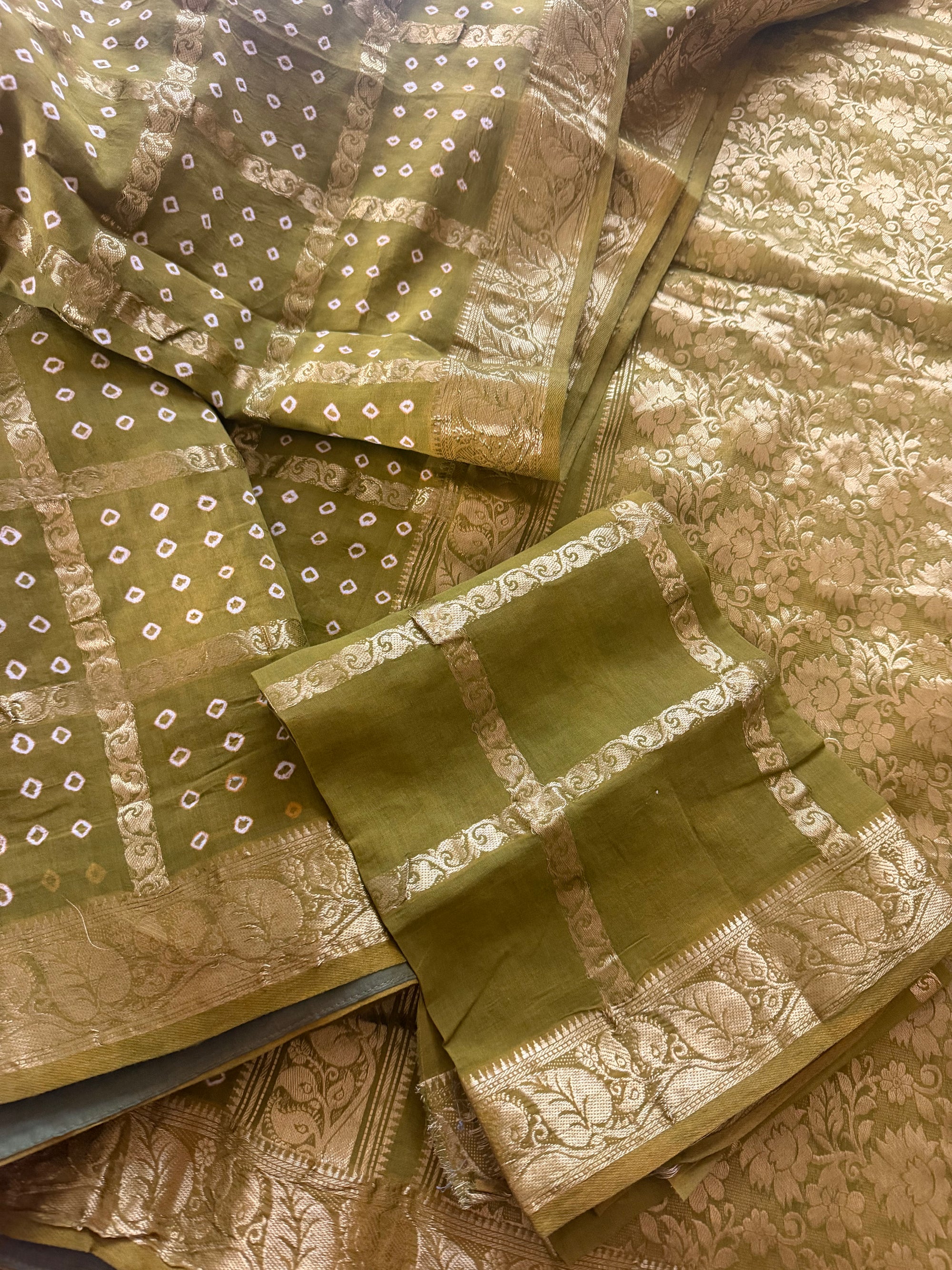 Handknotted Sungudi - Kattam Elai Pettu (Olive Green)