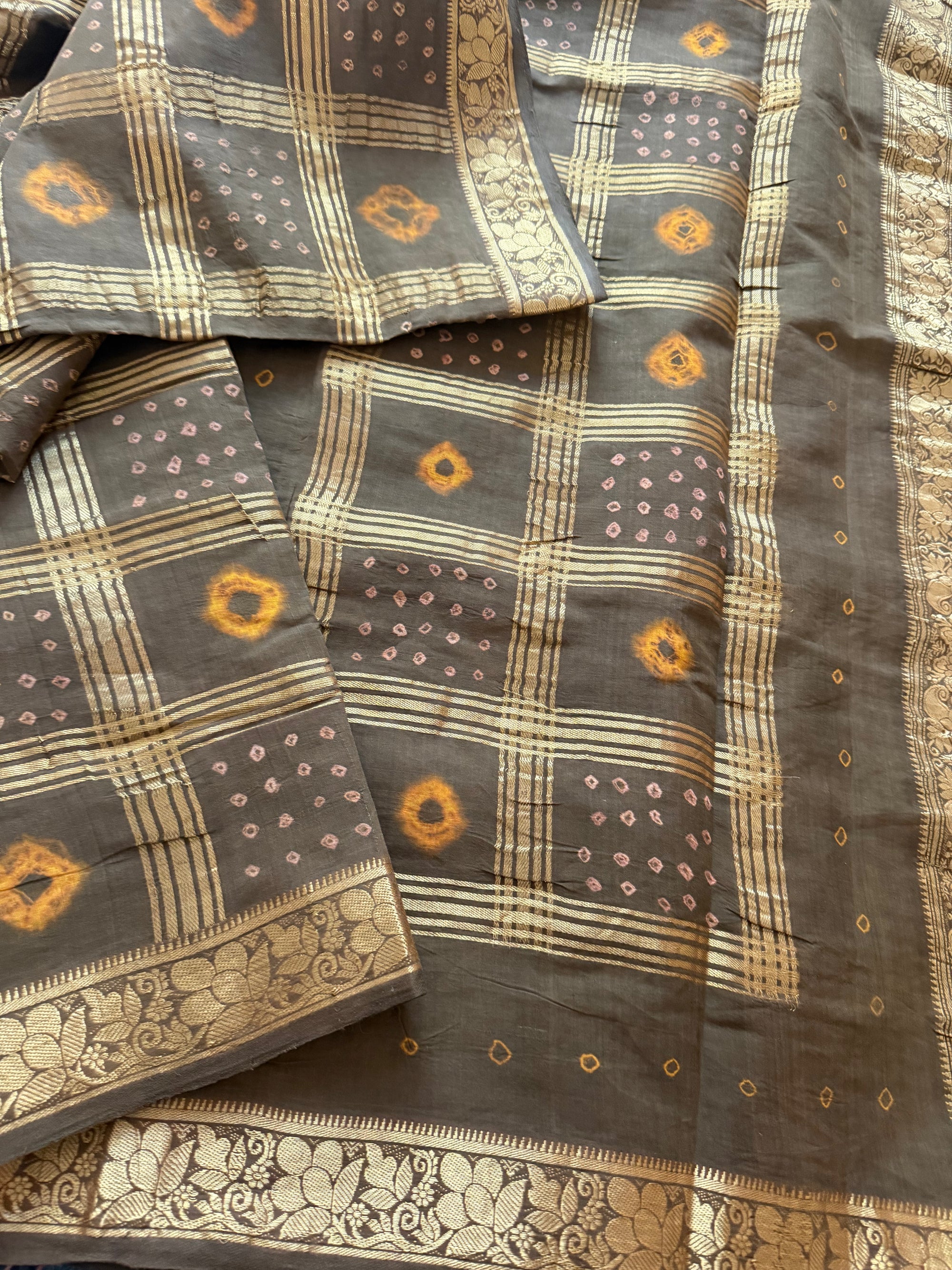 Handknotted Sungudi - Kattam Elai Pettu (Moss Green)
