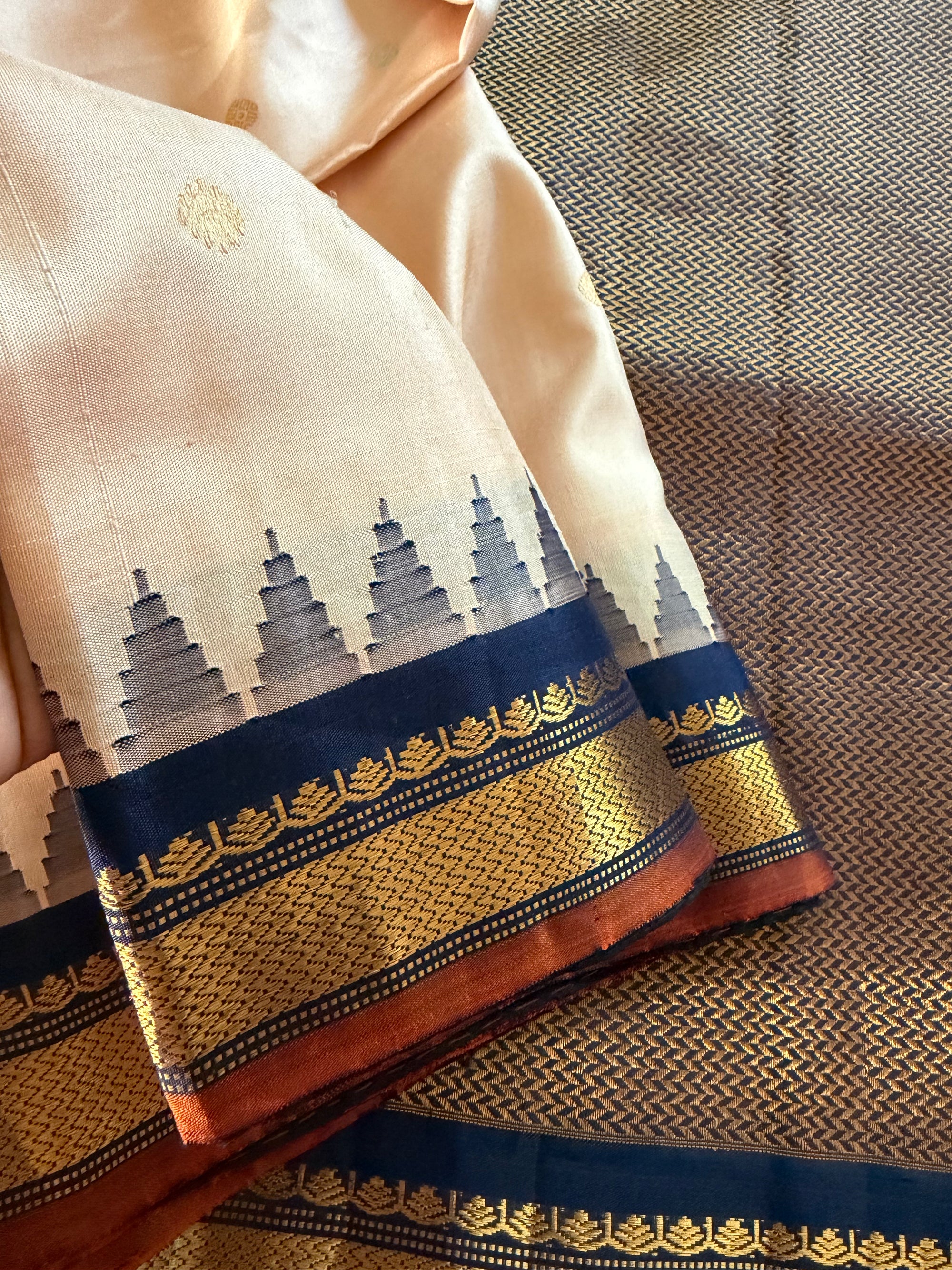 Kuttu Gadwal Silk : Light Coral + Navy Blue