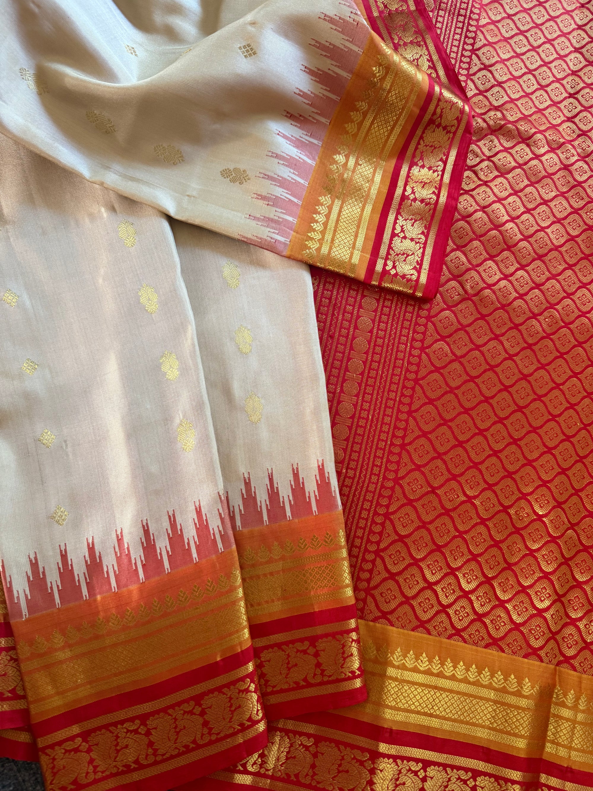 Kuttu Gadwal Silk : Ivory + Double border