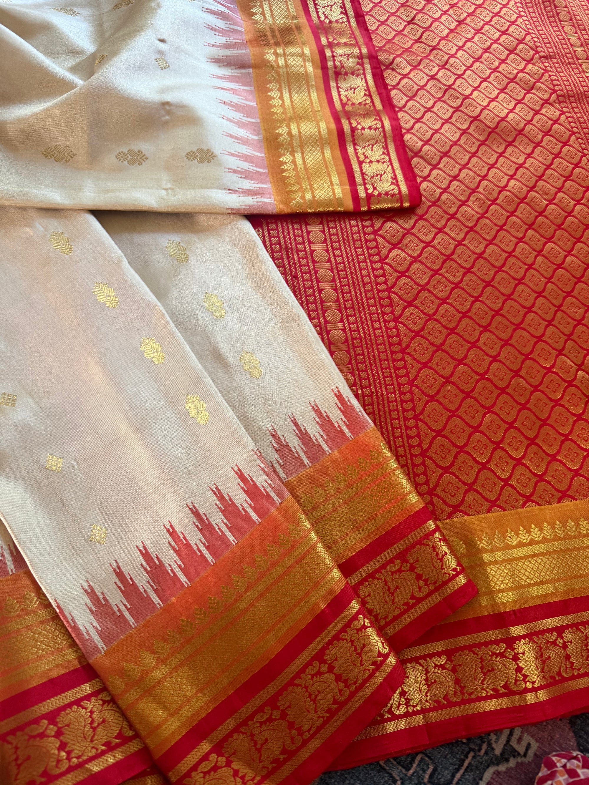 Kuttu Gadwal Silk : Ivory + Double border