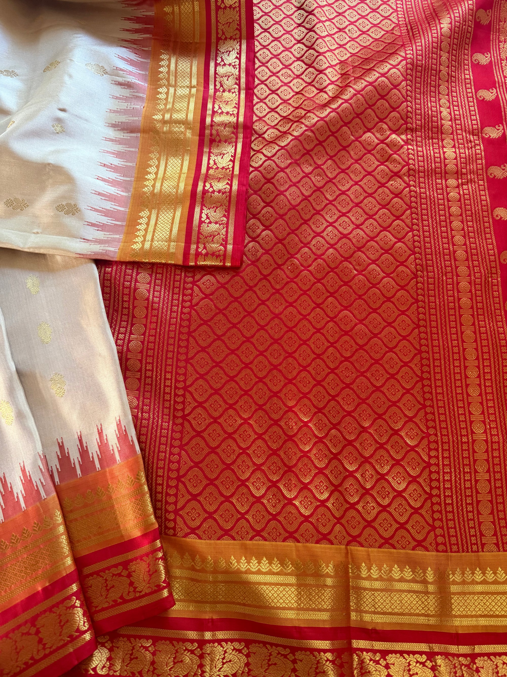 Kuttu Gadwal Silk : Ivory + Double border