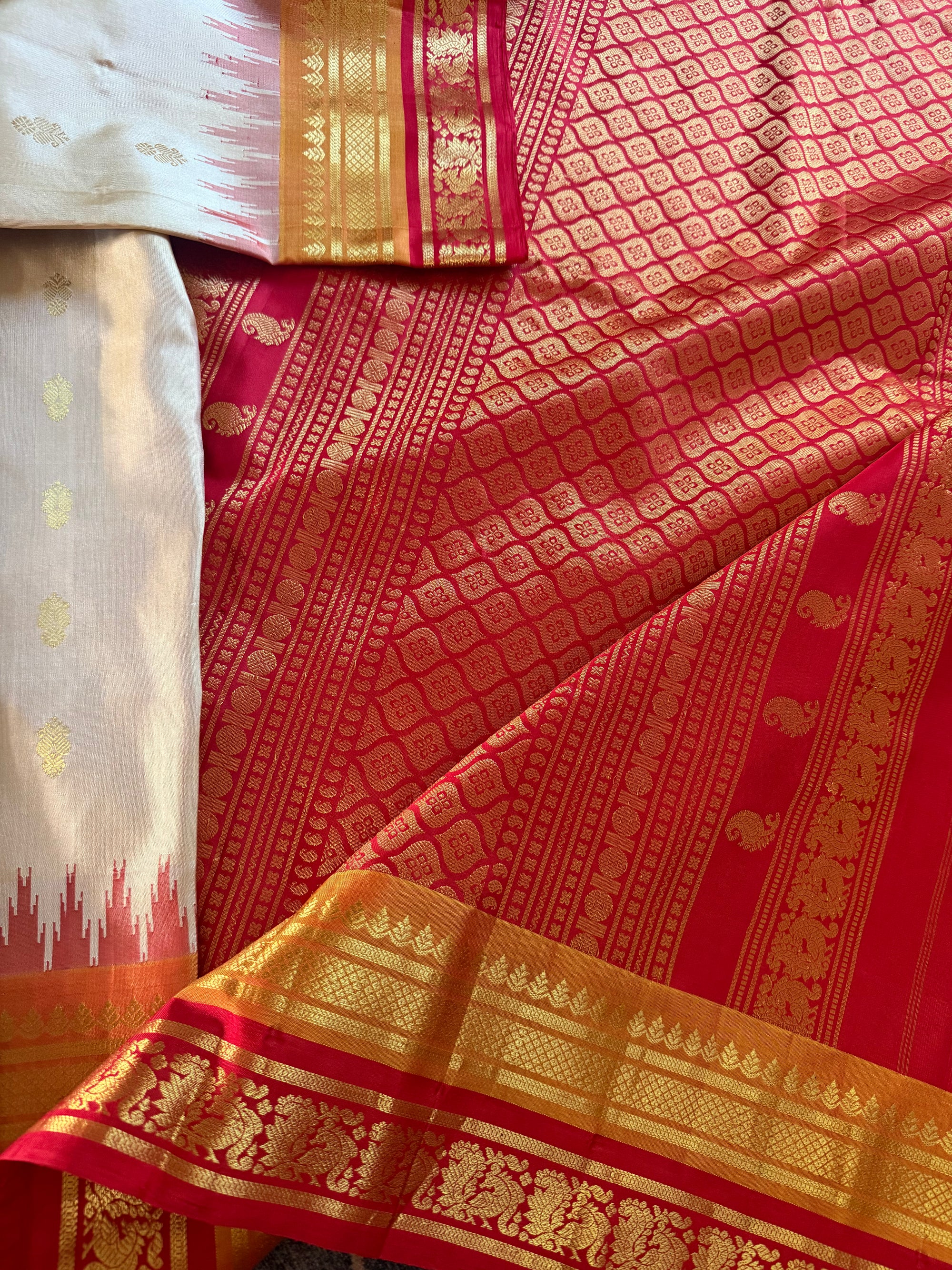 Kuttu Gadwal Silk : Ivory + Double border
