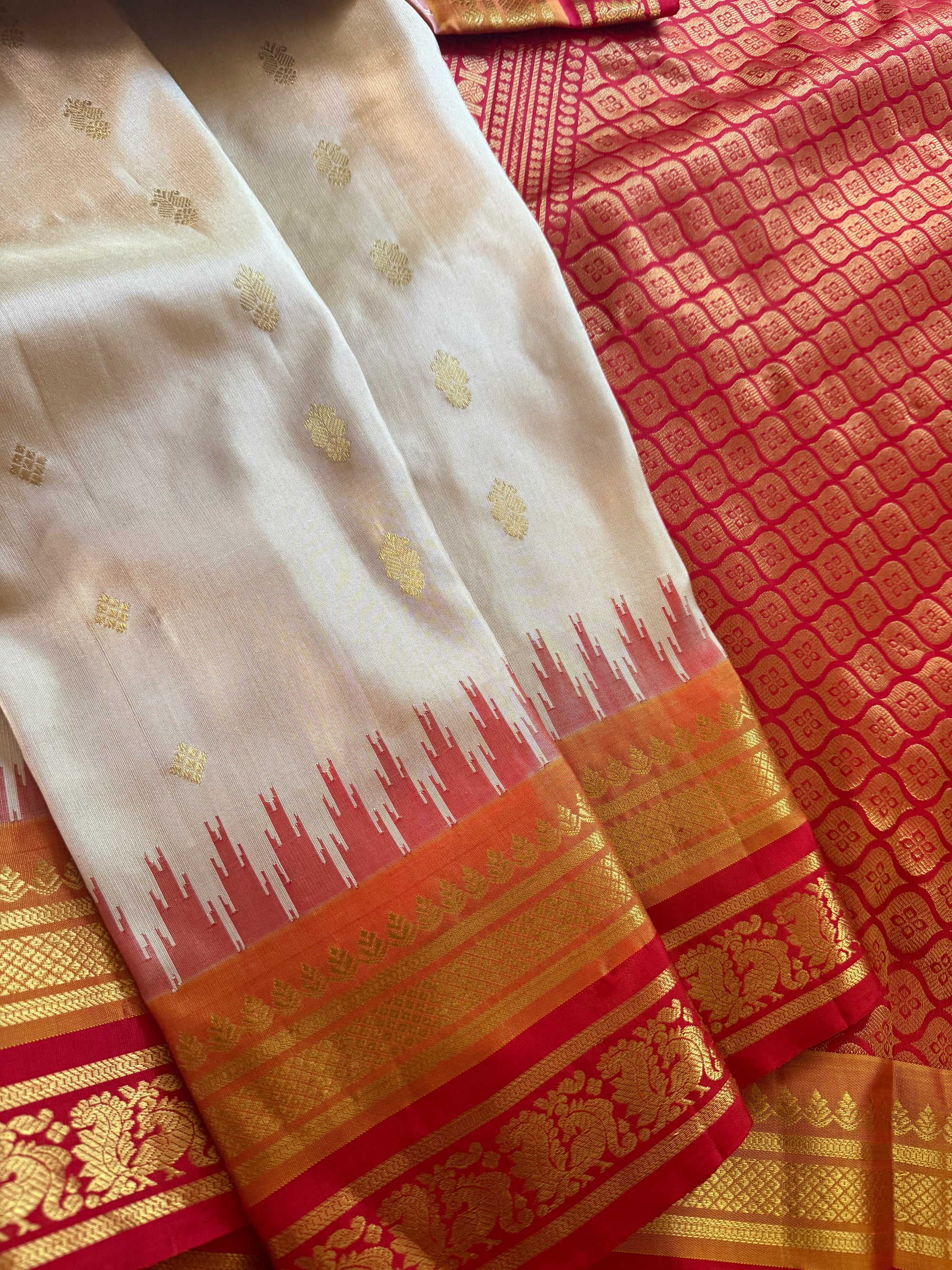 Kuttu Gadwal Silk : Ivory + Double border
