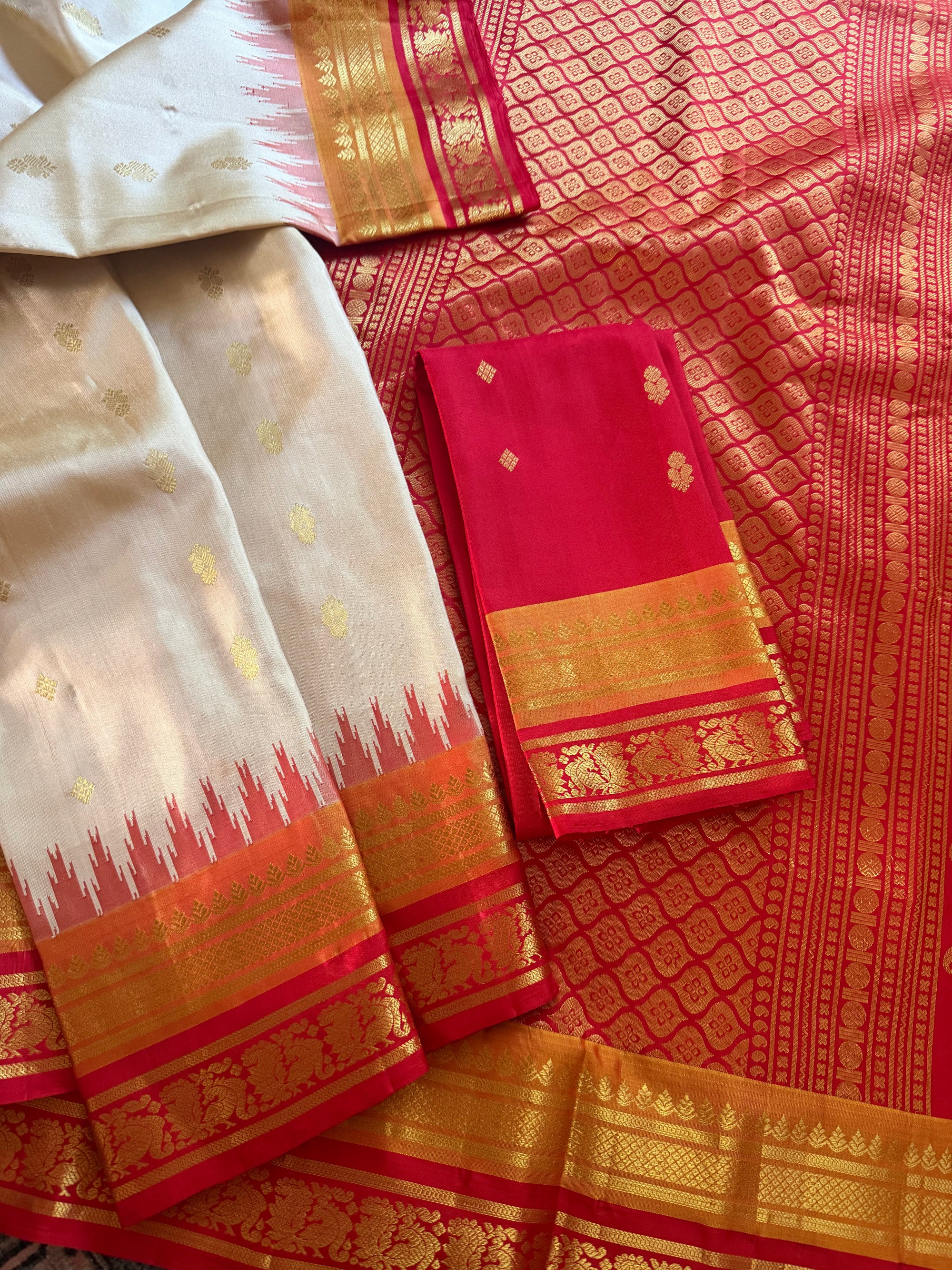 Kuttu Gadwal Silk : Ivory + Double border