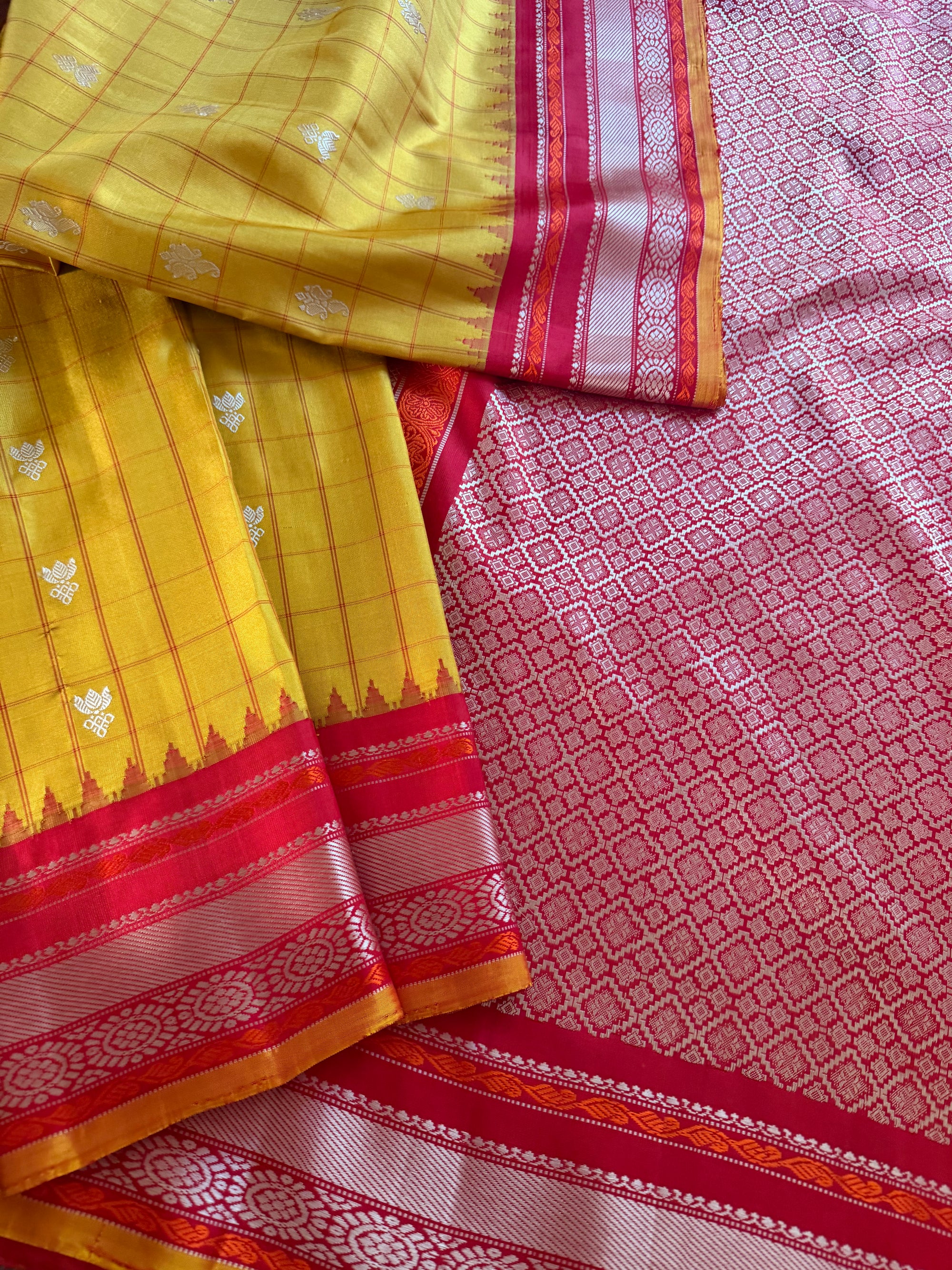 Kuttu Gadwal Silk : No Zari (Sampanga + Red)