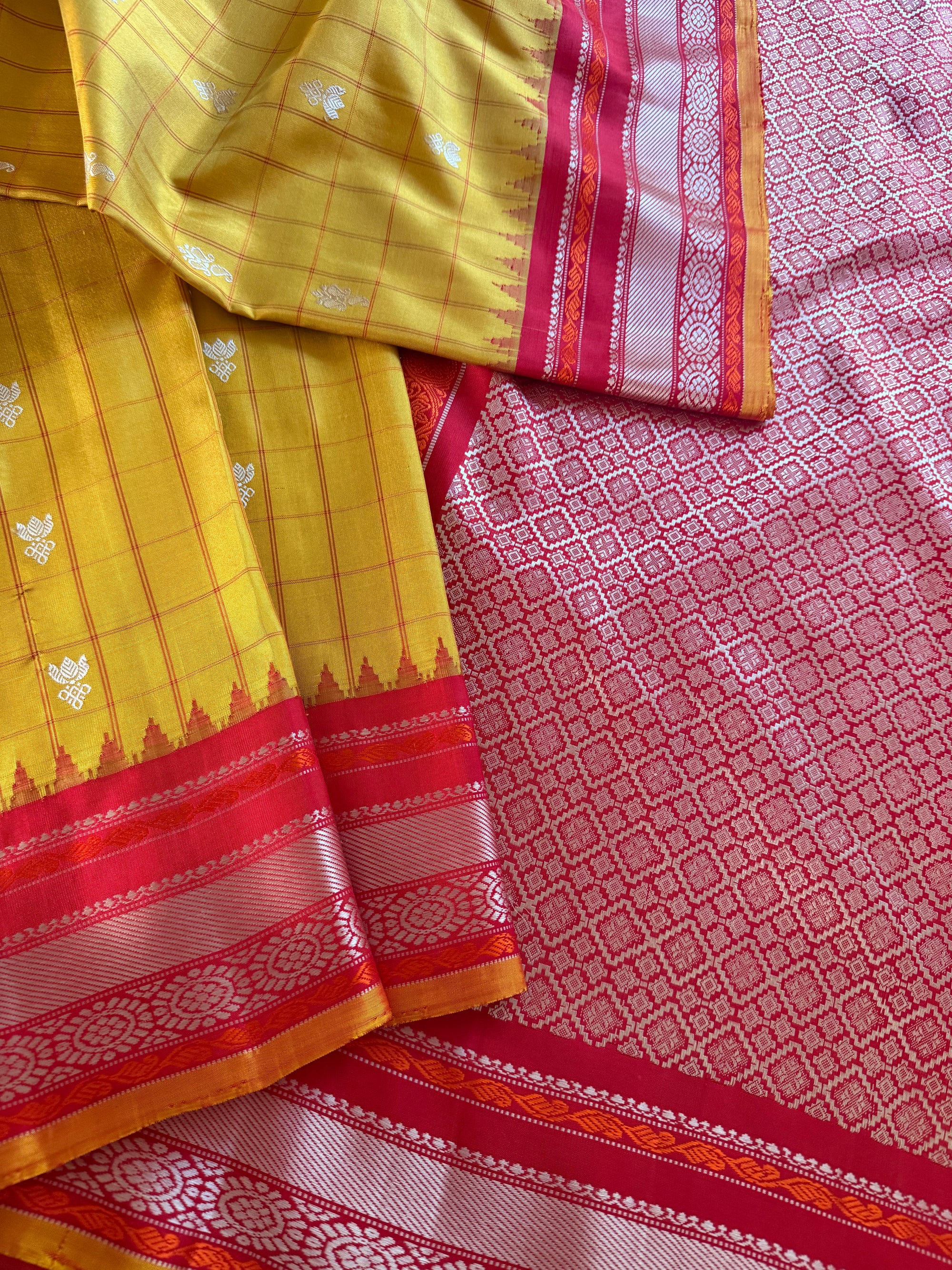 Kuttu Gadwal Silk : No Zari (Sampanga + Red)
