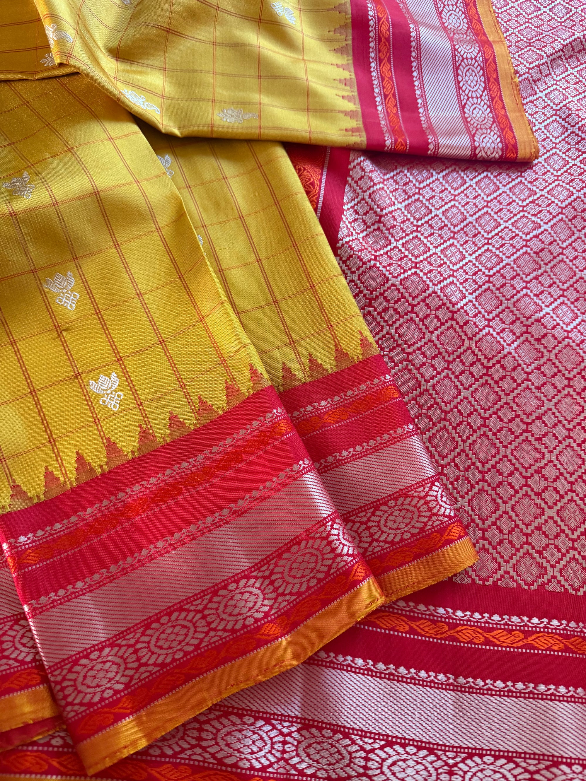 Kuttu Gadwal Silk : No Zari (Sampanga + Red)