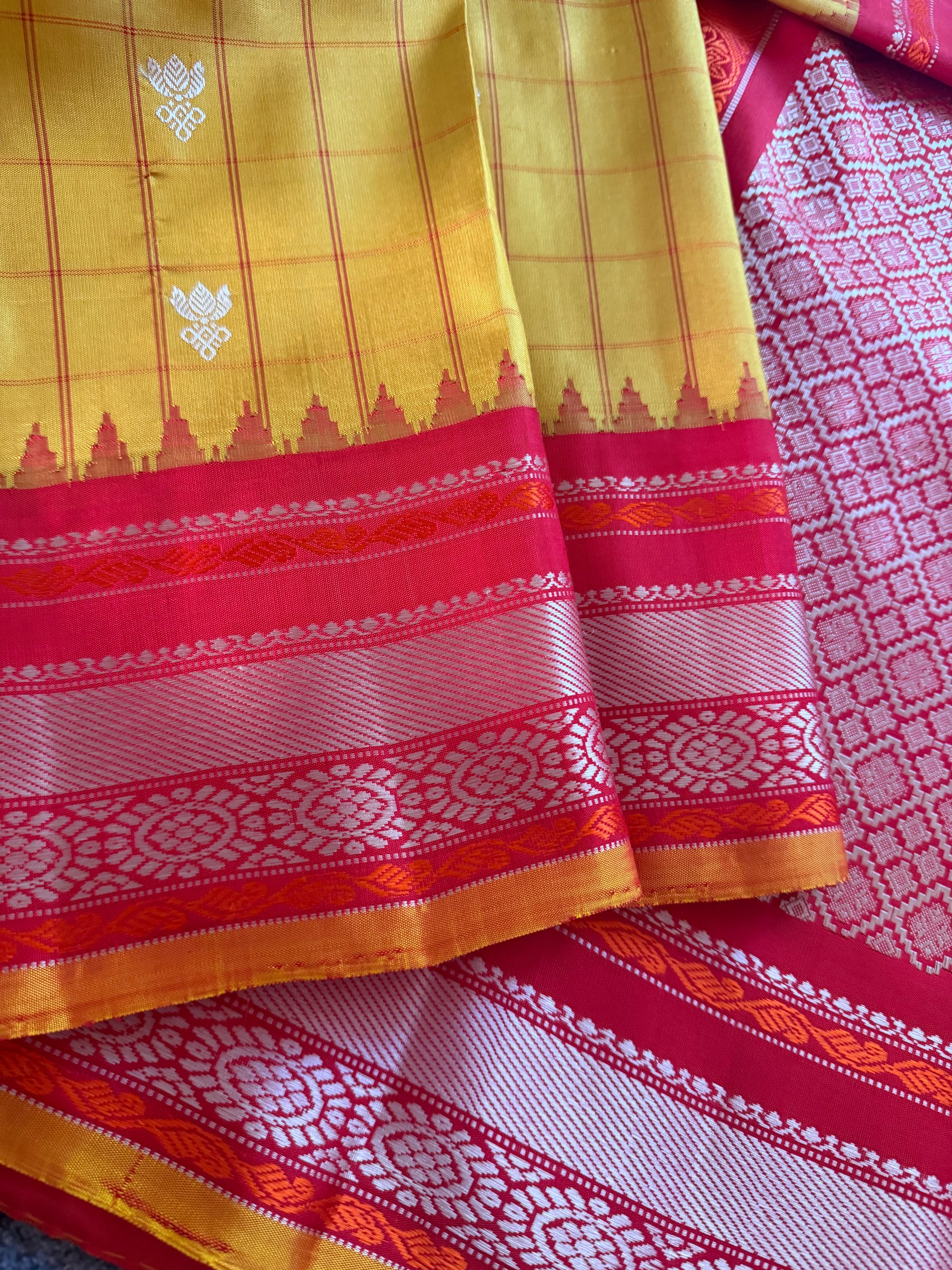 Kuttu Gadwal Silk : No Zari (Sampanga + Red)