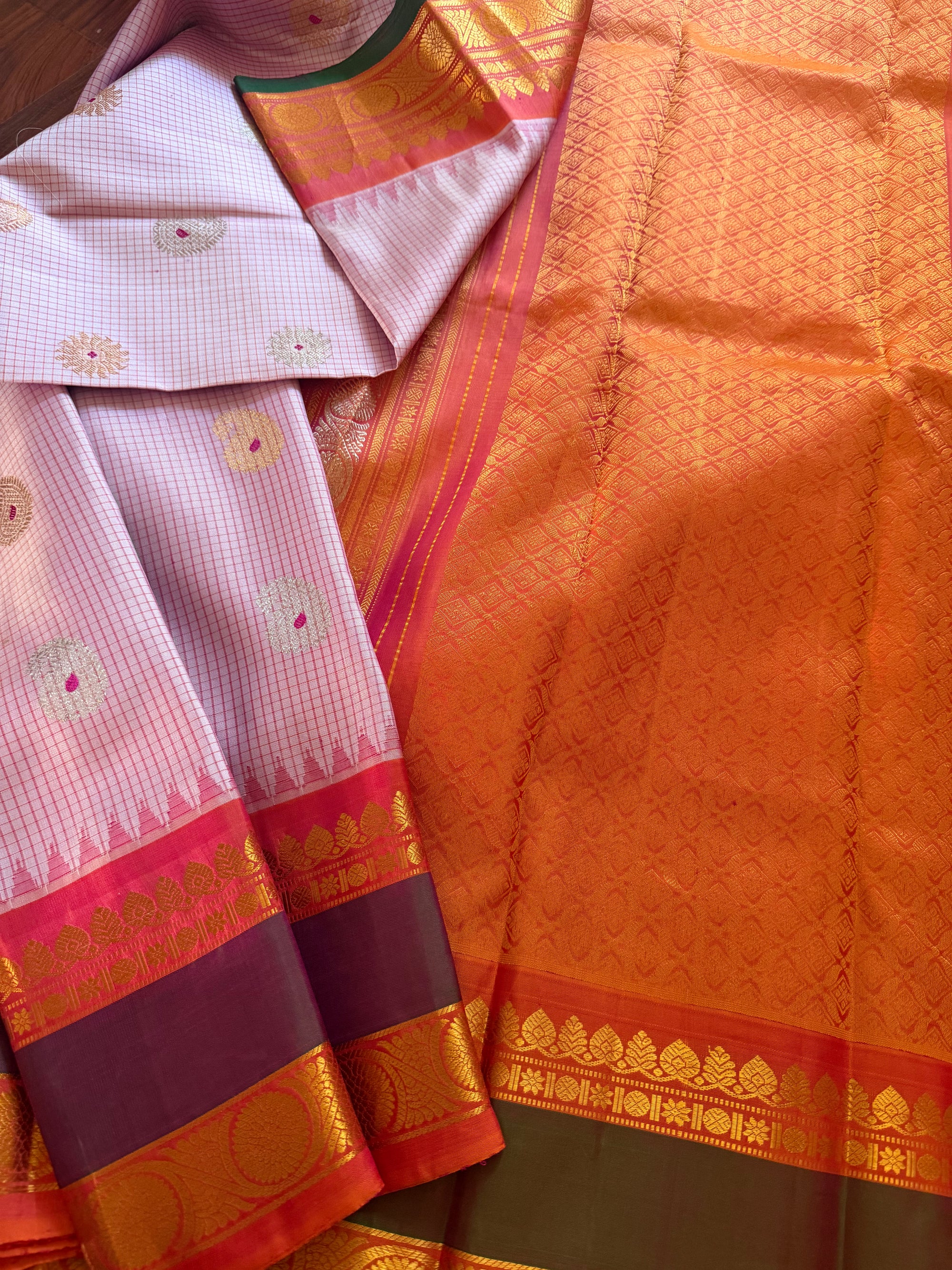 Kuttu Gadwal Silk : Lavender + Kanakambaram