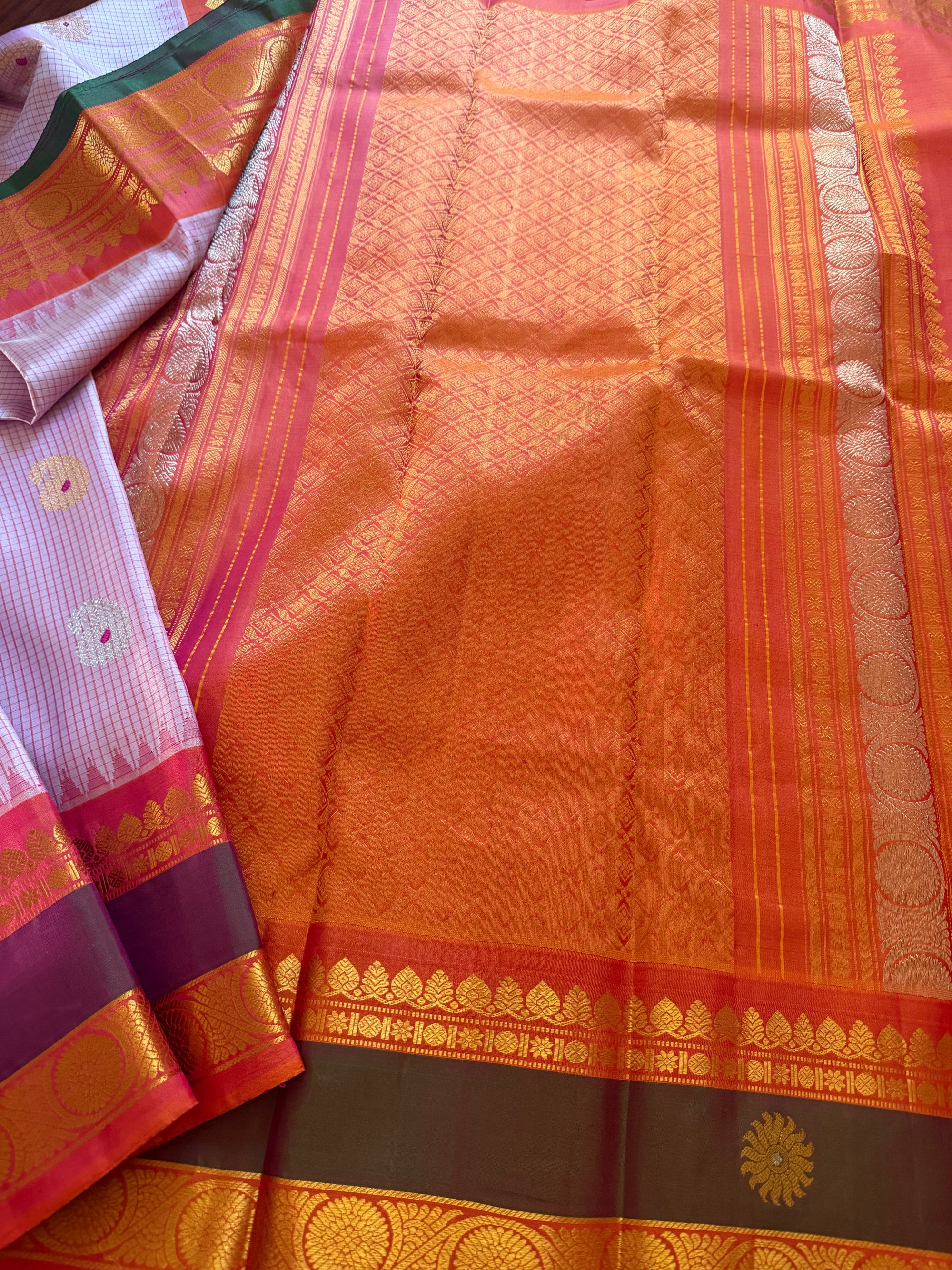 Kuttu Gadwal Silk : Lavender + Kanakambaram