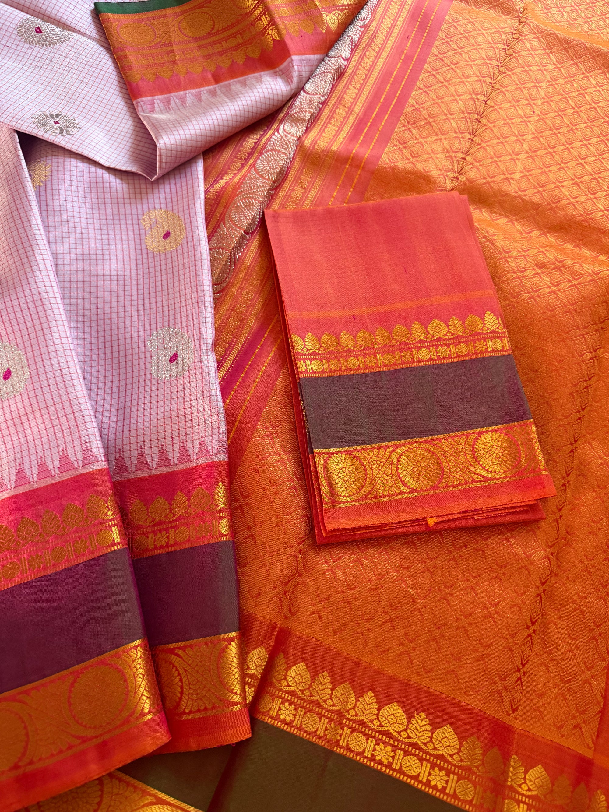 Kuttu Gadwal Silk : Lavender + Kanakambaram