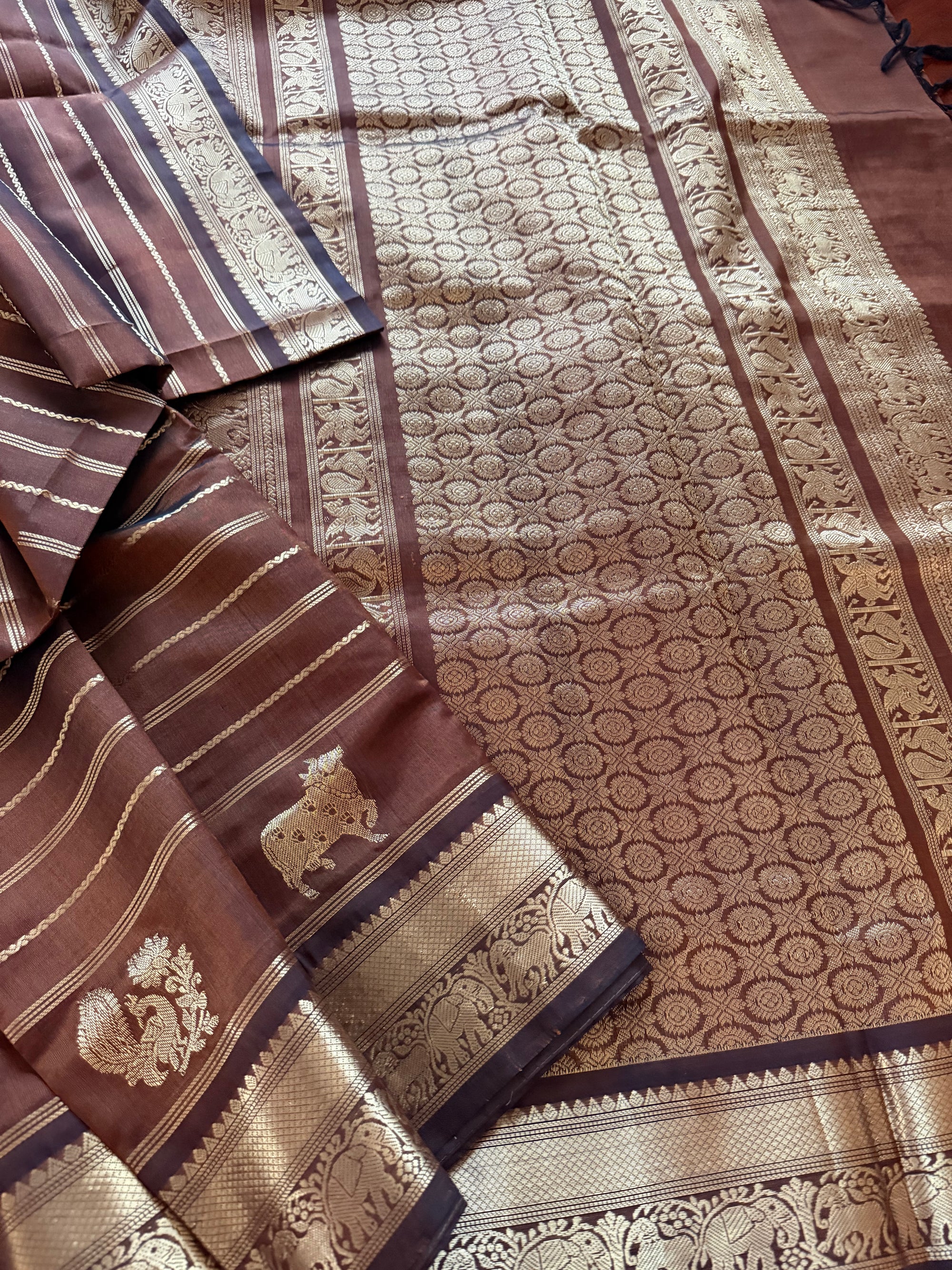 Silk Cotton :  Brown veldhari with beetu buttas