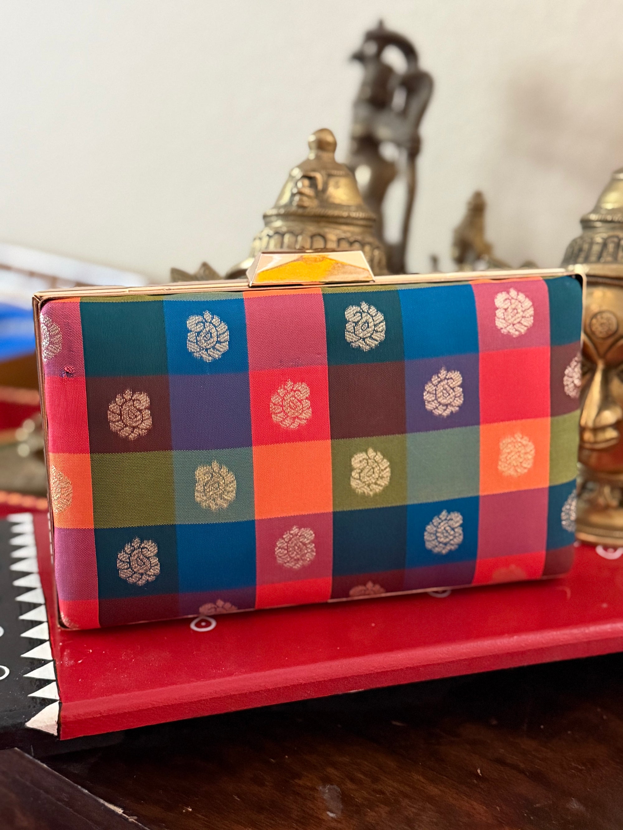 CLUTCH : Kanjivaram Silk (Paalum Pazhamum checks)