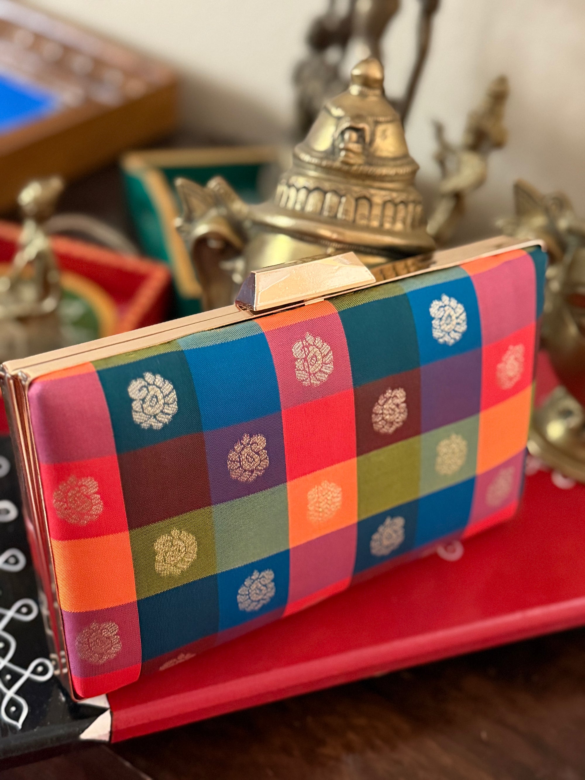 CLUTCH : Kanjivaram Silk (Paalum Pazhamum checks)