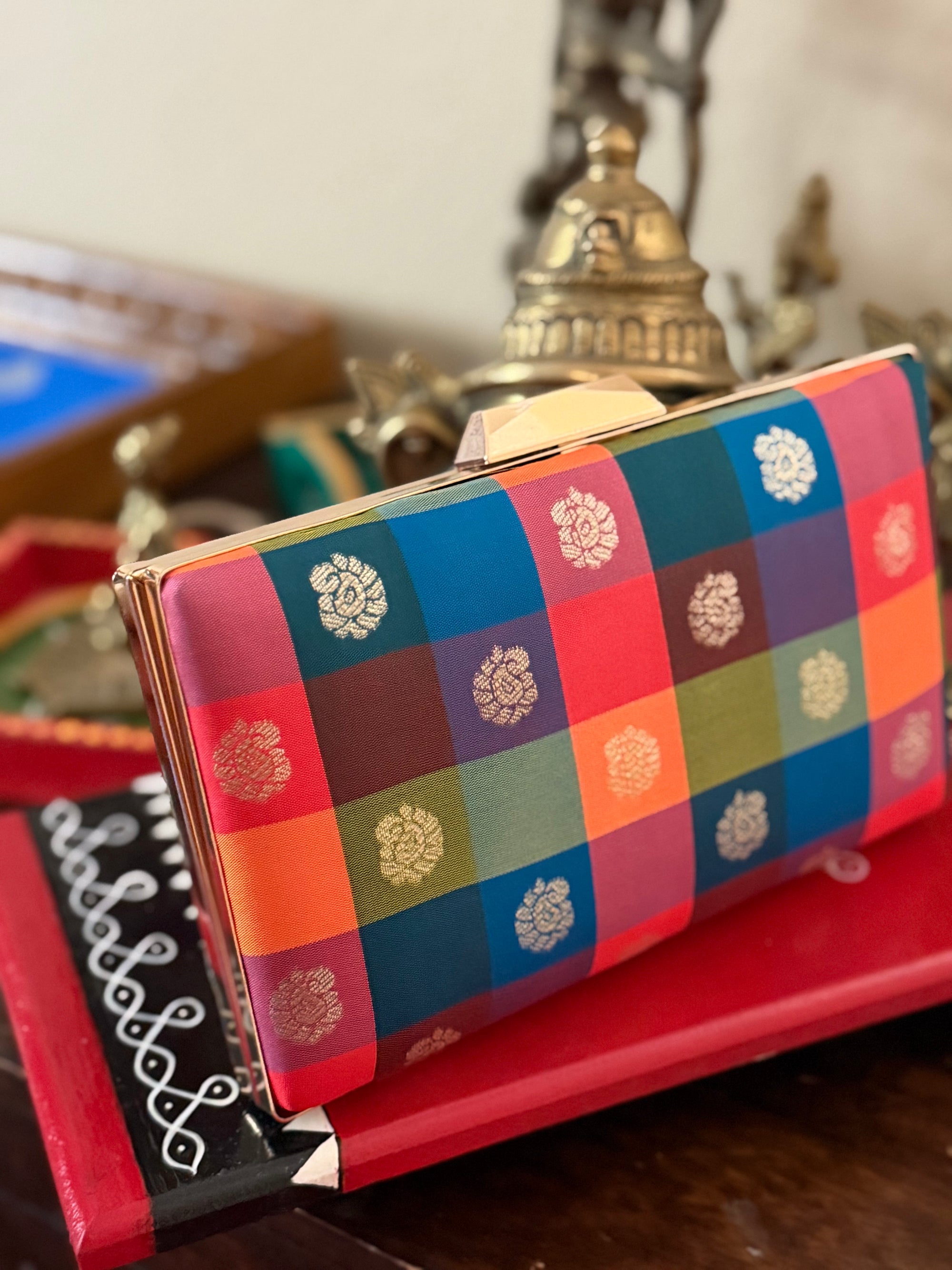 CLUTCH : Kanjivaram Silk (Paalum Pazhamum checks)