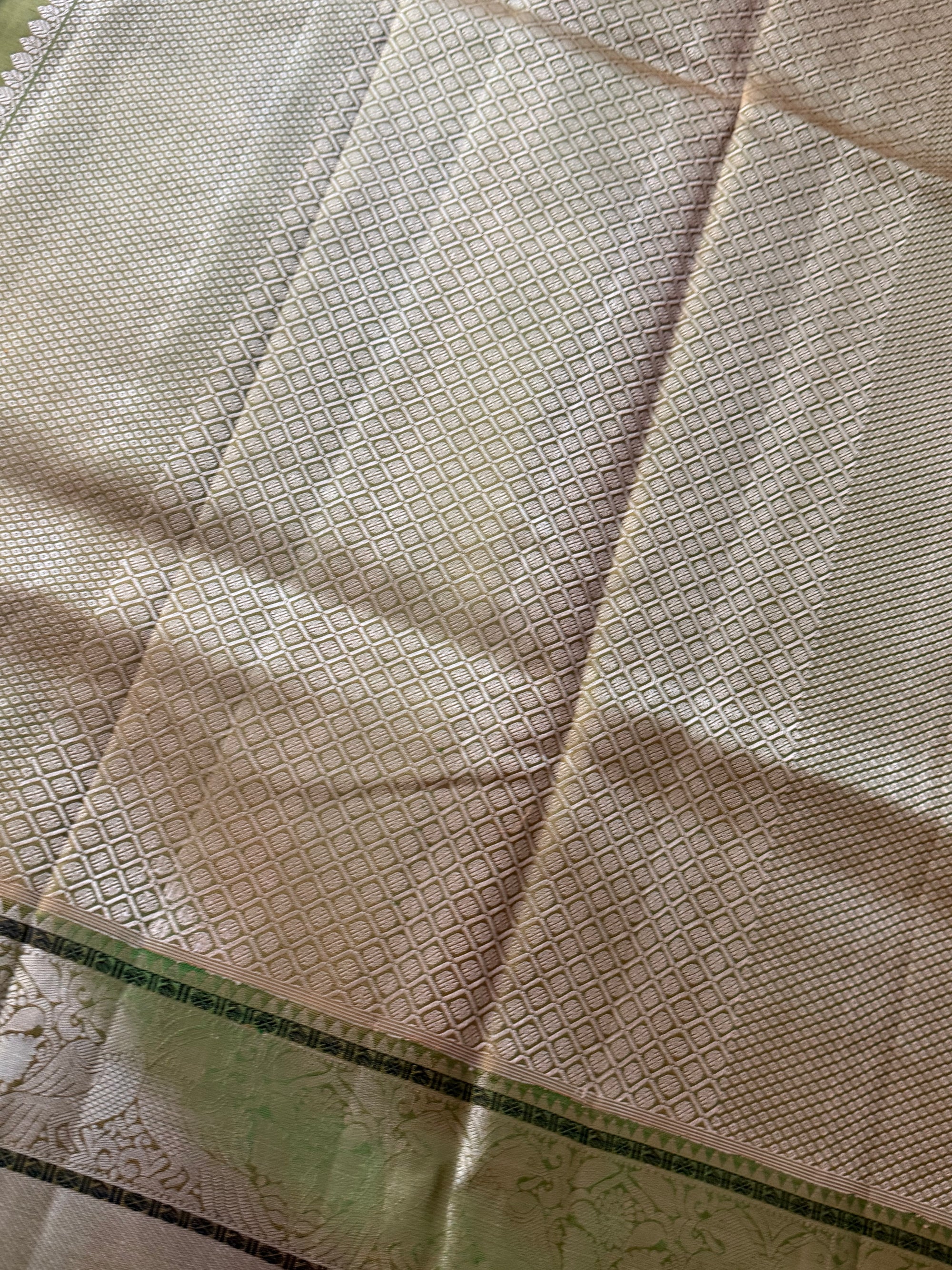 No Zari  Kanjivaram Silk : Jodi Kili (Olive Green)