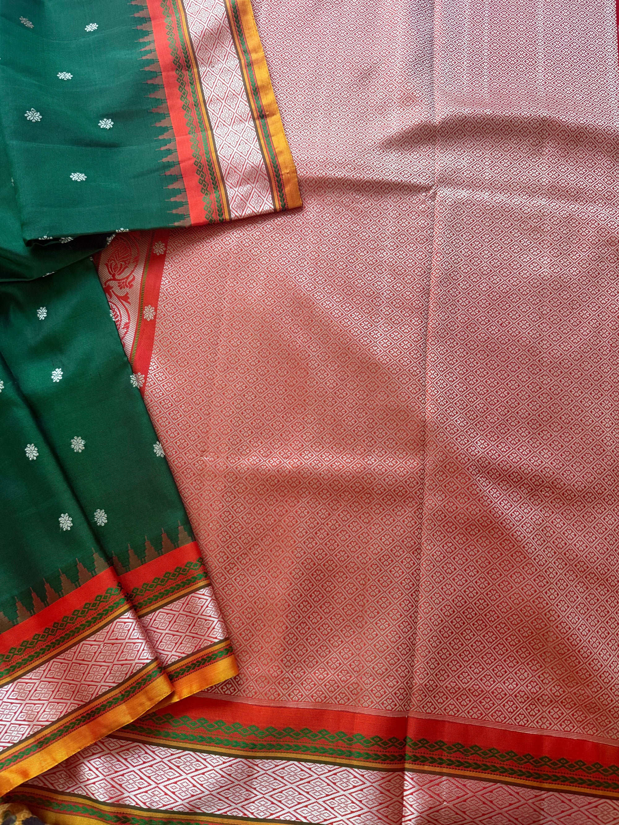 Kuttu Gadwal Silk : No Zari (Green &amp; Sunset Orange)
