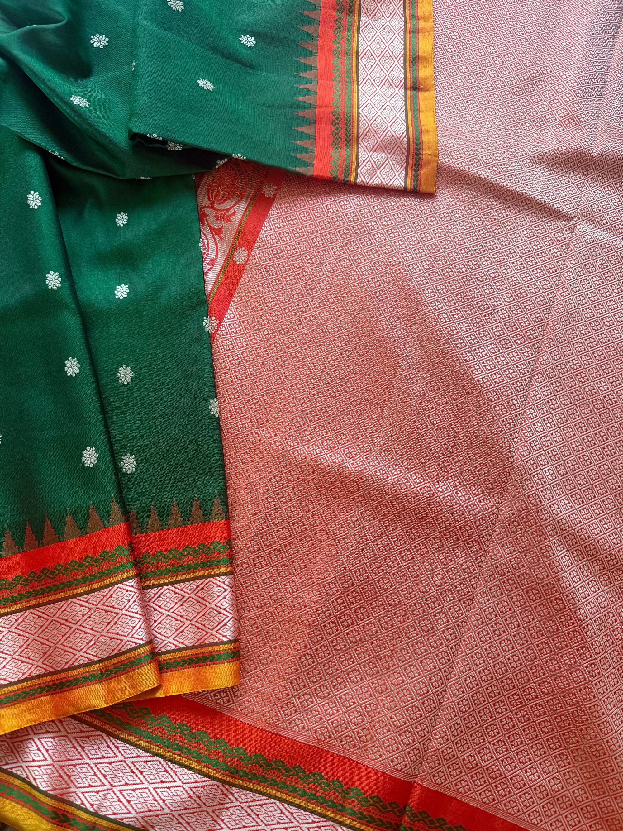Kuttu Gadwal Silk : No Zari (Green &amp; Sunset Orange)