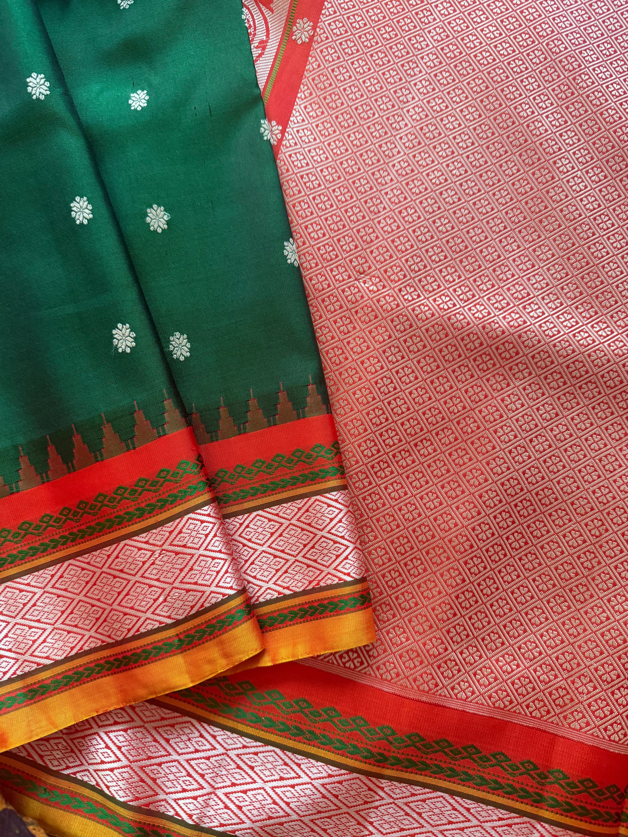 Kuttu Gadwal Silk : No Zari (Green &amp; Sunset Orange)