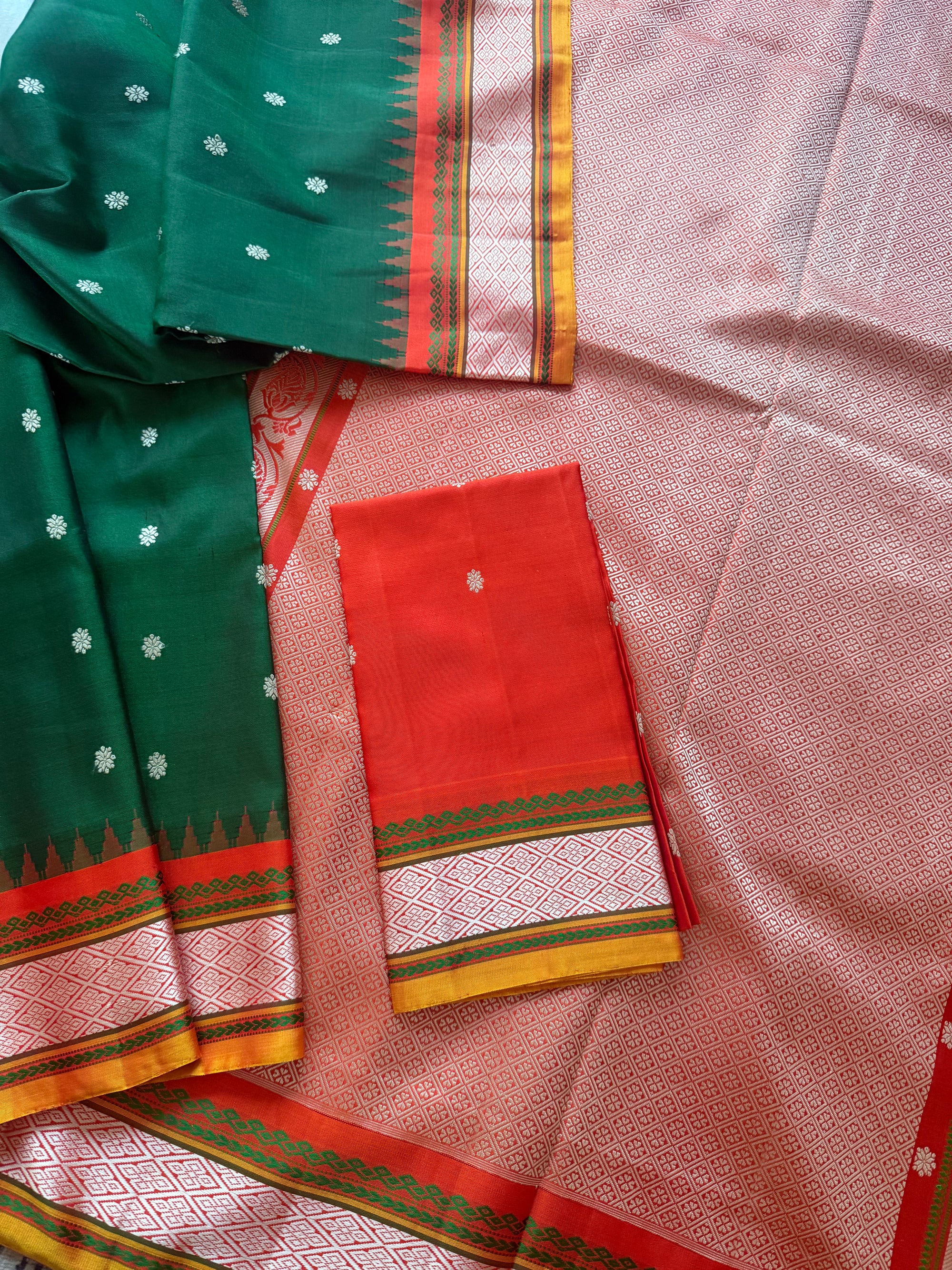 Kuttu Gadwal Silk : No Zari (Green &amp; Sunset Orange)