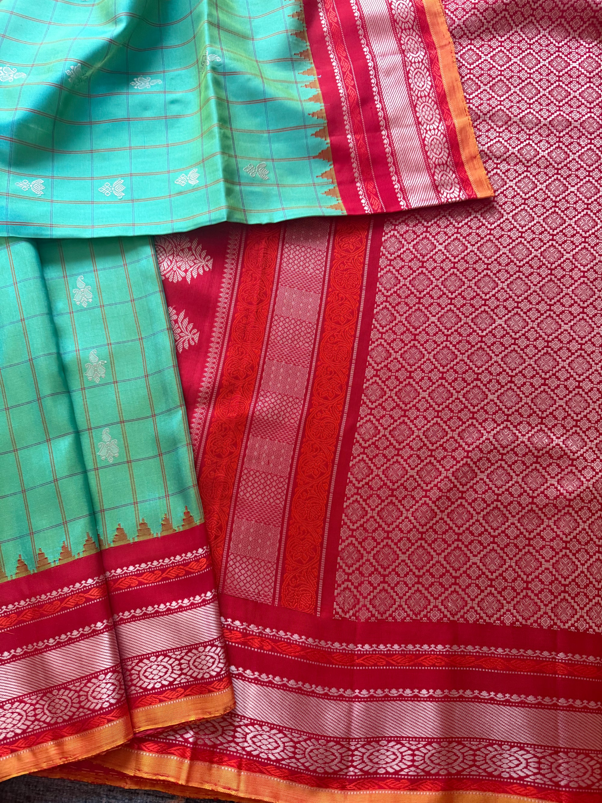 Kuttu Gadwal Silk : Shot Sea Green + Red