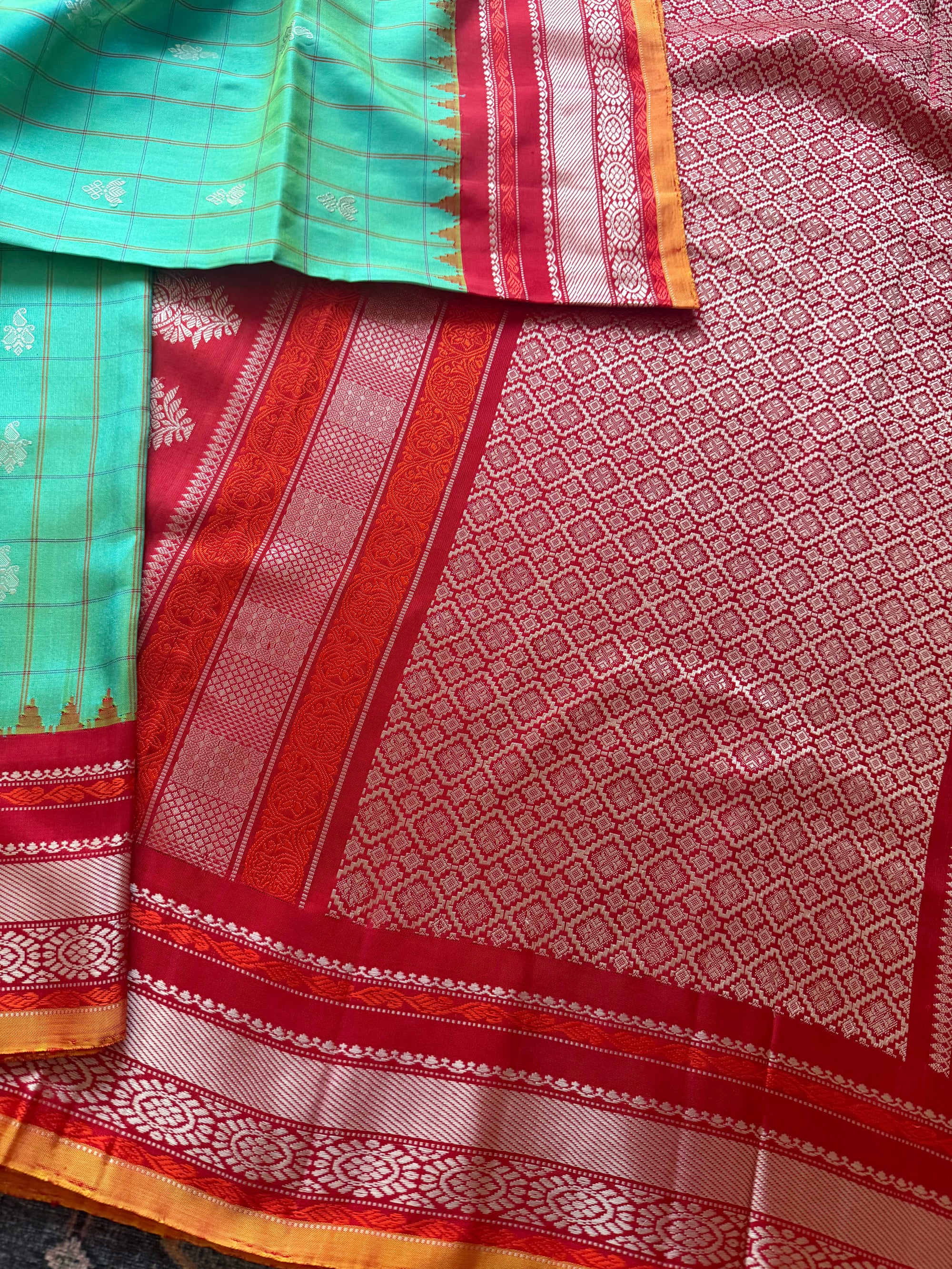 Kuttu Gadwal Silk : Shot Sea Green + Red