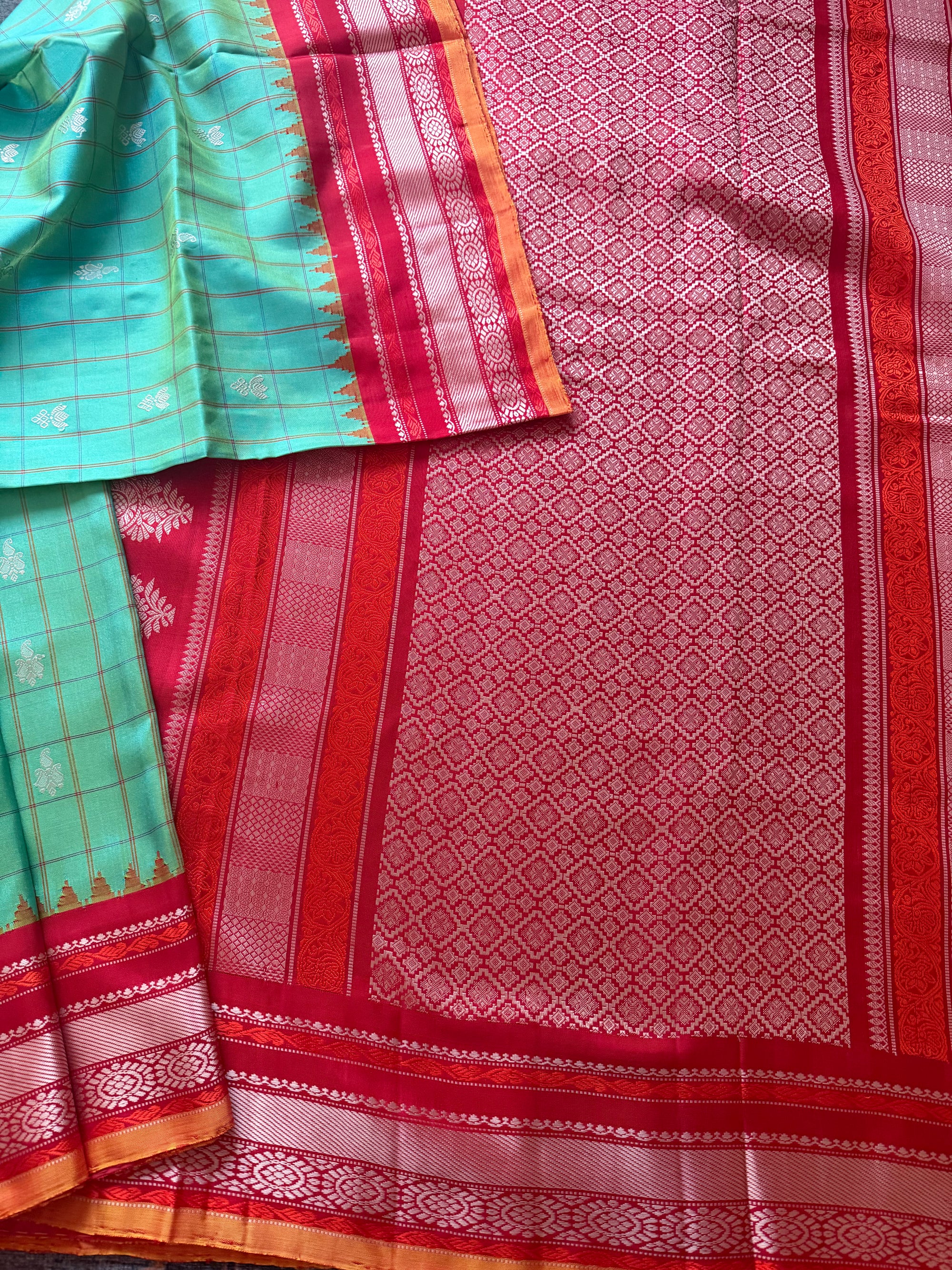 Kuttu Gadwal Silk : Shot Sea Green + Red