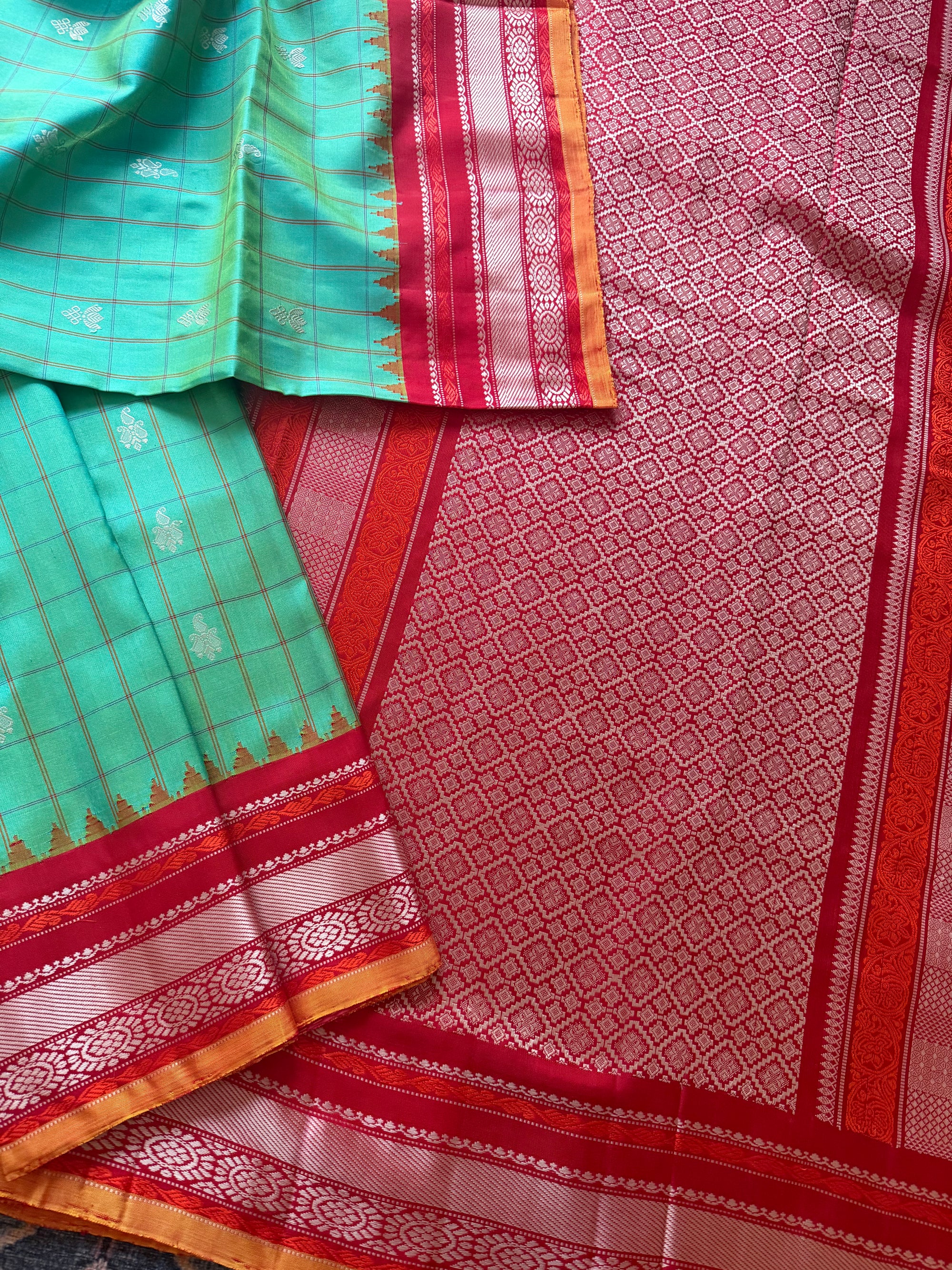 Kuttu Gadwal Silk : Shot Sea Green + Red