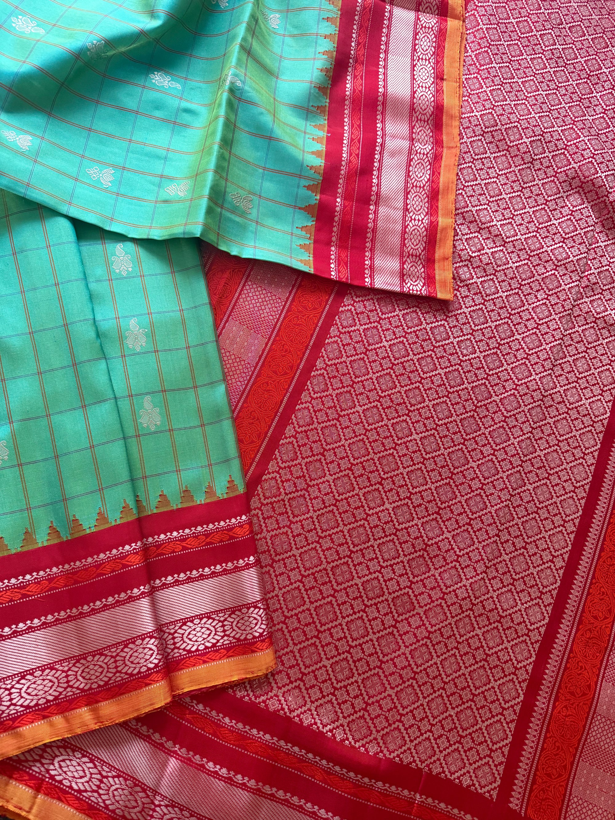 Kuttu Gadwal Silk : Shot Sea Green + Red