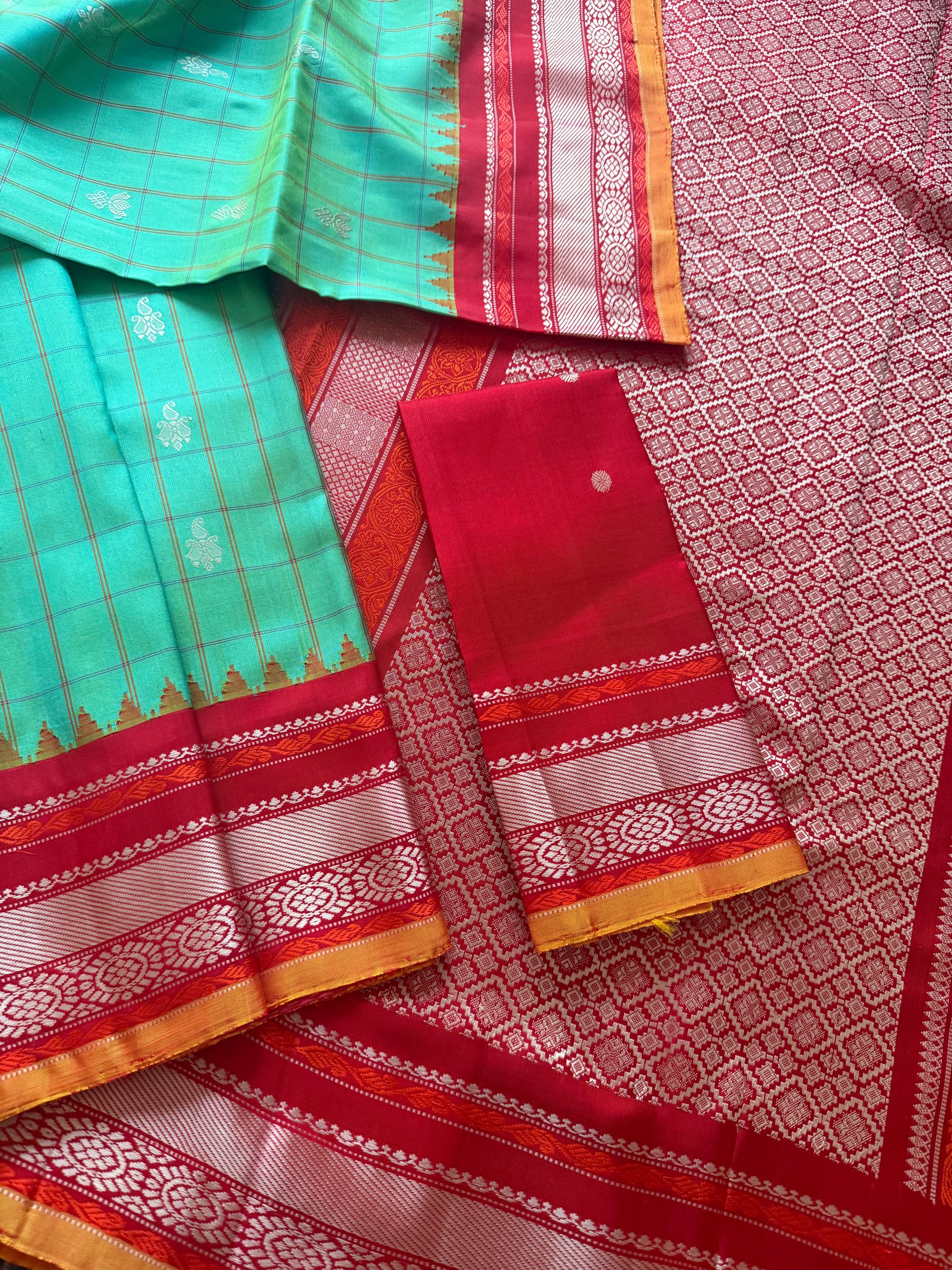 Kuttu Gadwal Silk : Shot Sea Green + Red