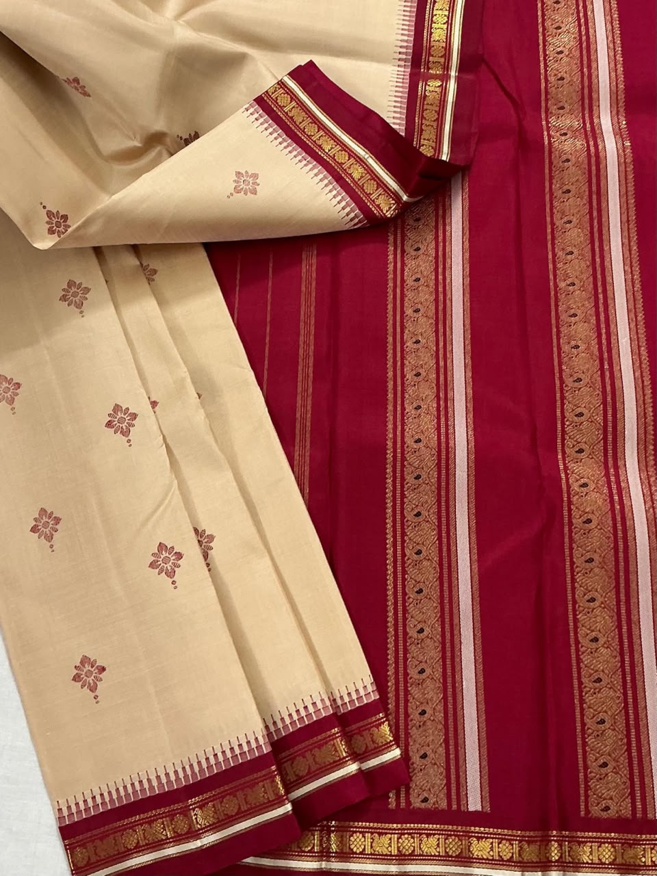MAATHEY: Small border Kanjivaram Silk (Biscuit &amp; Red Arakku)