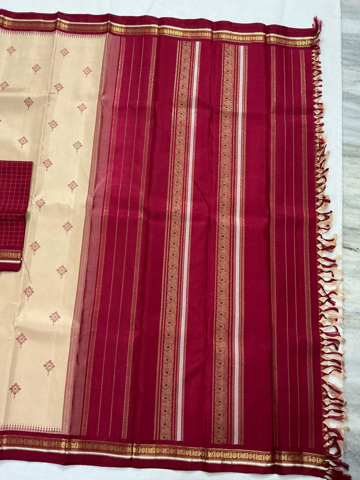 MAATHEY: Small border Kanjivaram Silk (Biscuit &amp; Red Arakku)