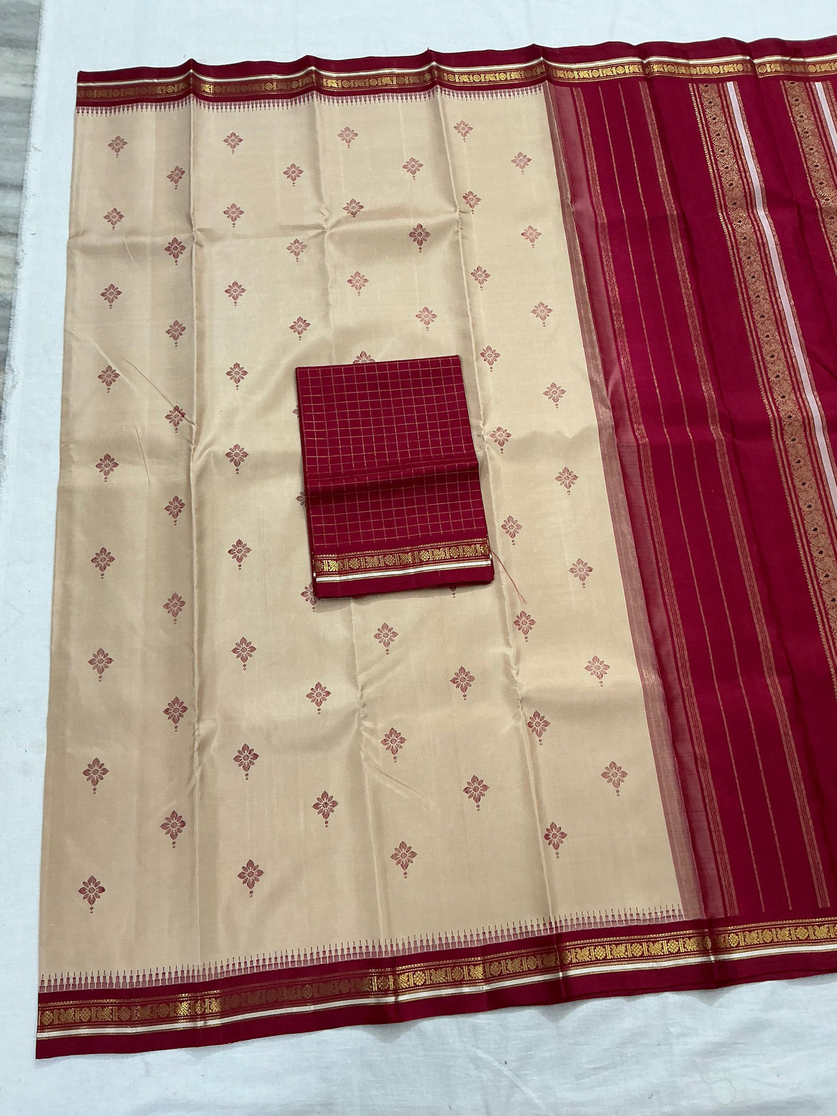 MAATHEY: Small border Kanjivaram Silk (Biscuit &amp; Red Arakku)