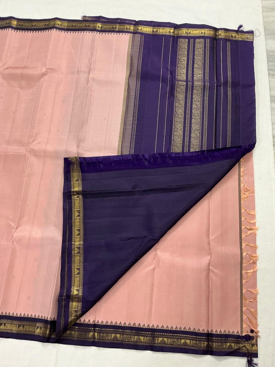 MAATHEY: Small border Korvai Kanjivaram  (Salmon Pink)